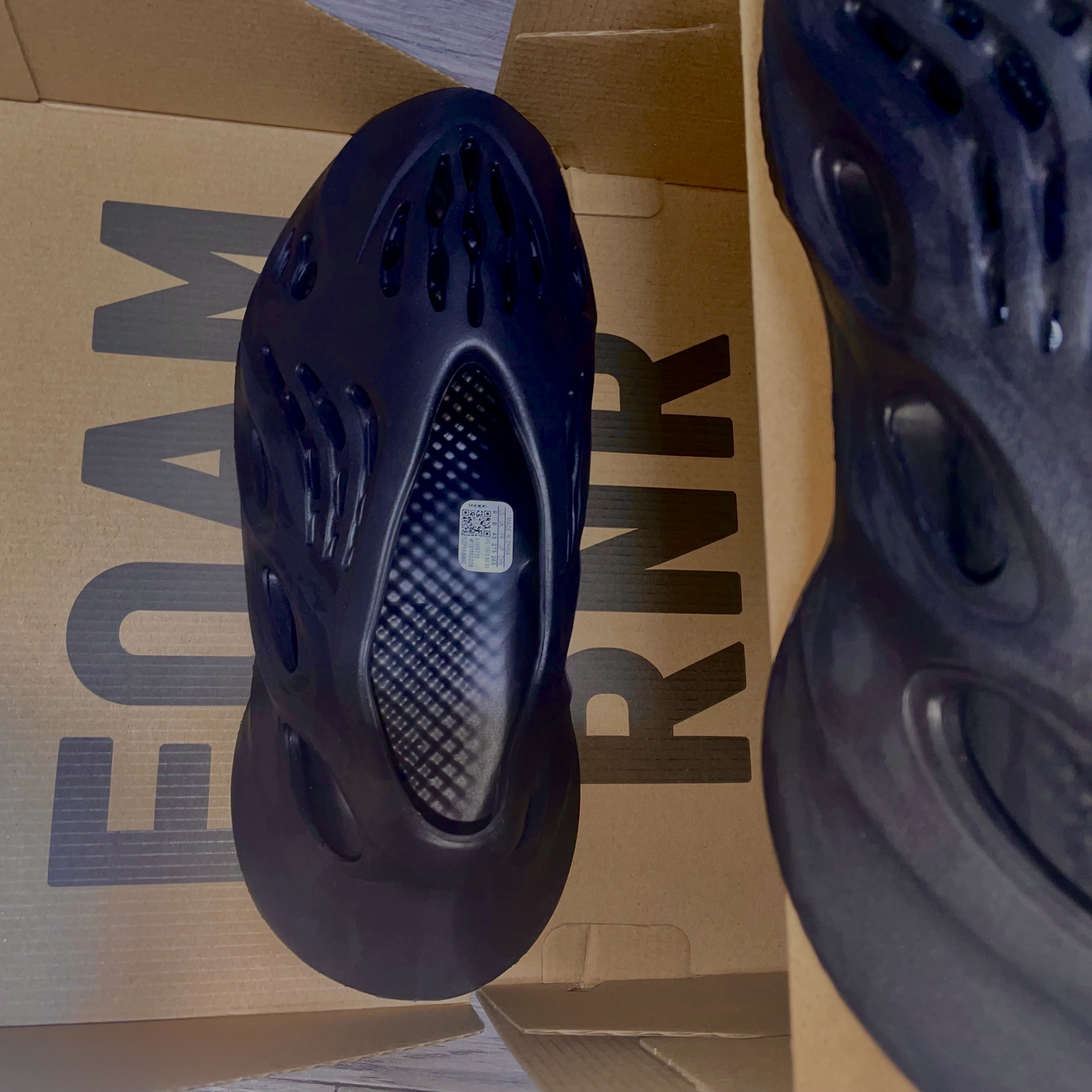 Adidas Yeezy Foam RNNR Onyx 착용 스타일 - 2