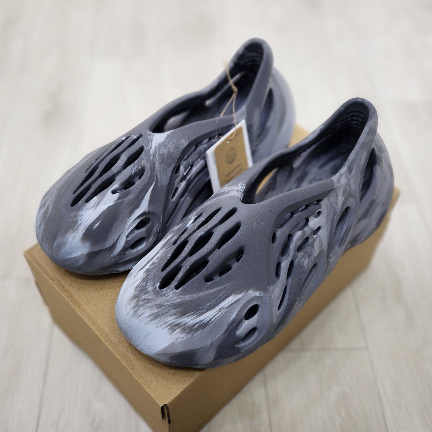 Adidas Yeezy Foam RNNR MX Granite 착용 스타일 - 2