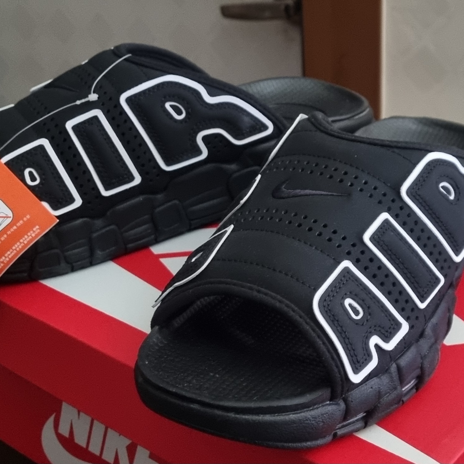 Nike Air More Uptempo Slide Black White 착용 스타일 - 1