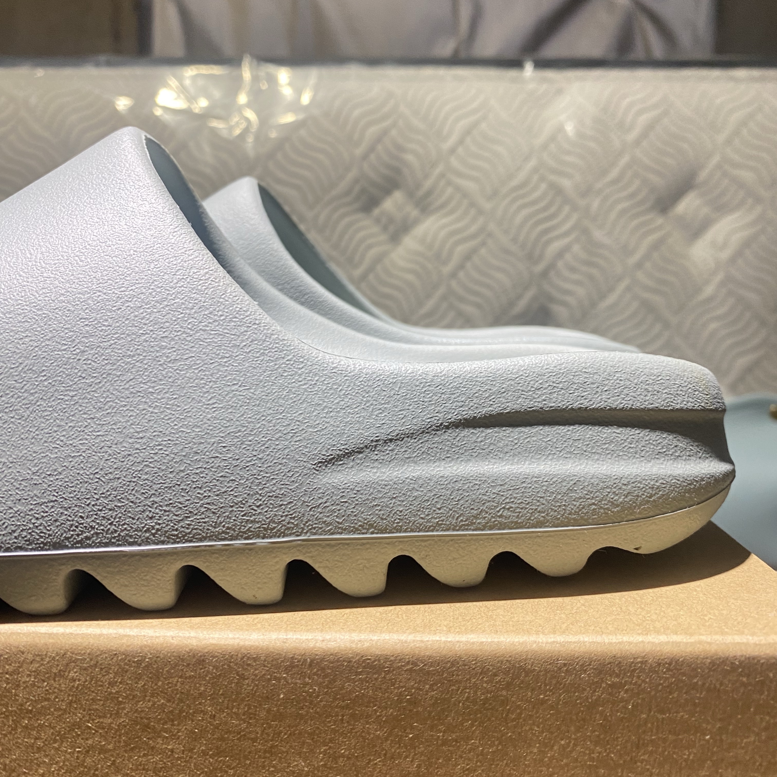 Adidas Yeezy Slide Salt 착용 스타일 - 2