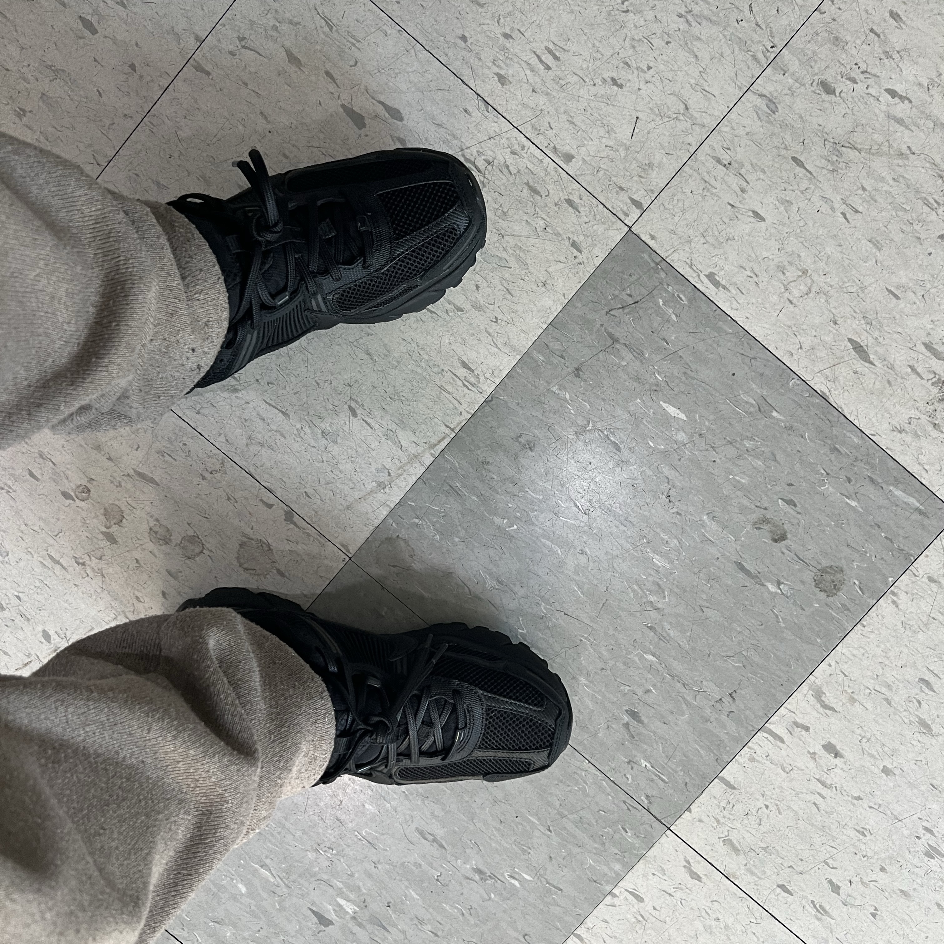 Nike Zoom Vomero 5 SP Black 착용 스타일 - 4