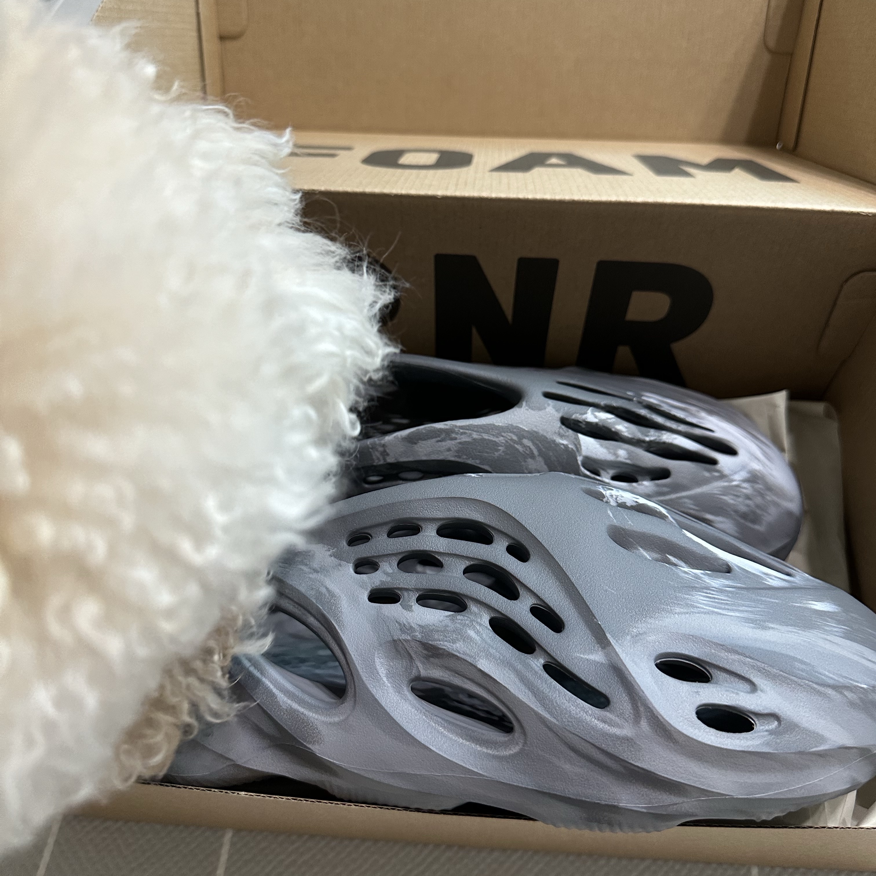 Adidas Yeezy Foam RNNR MX Granite 착용 스타일