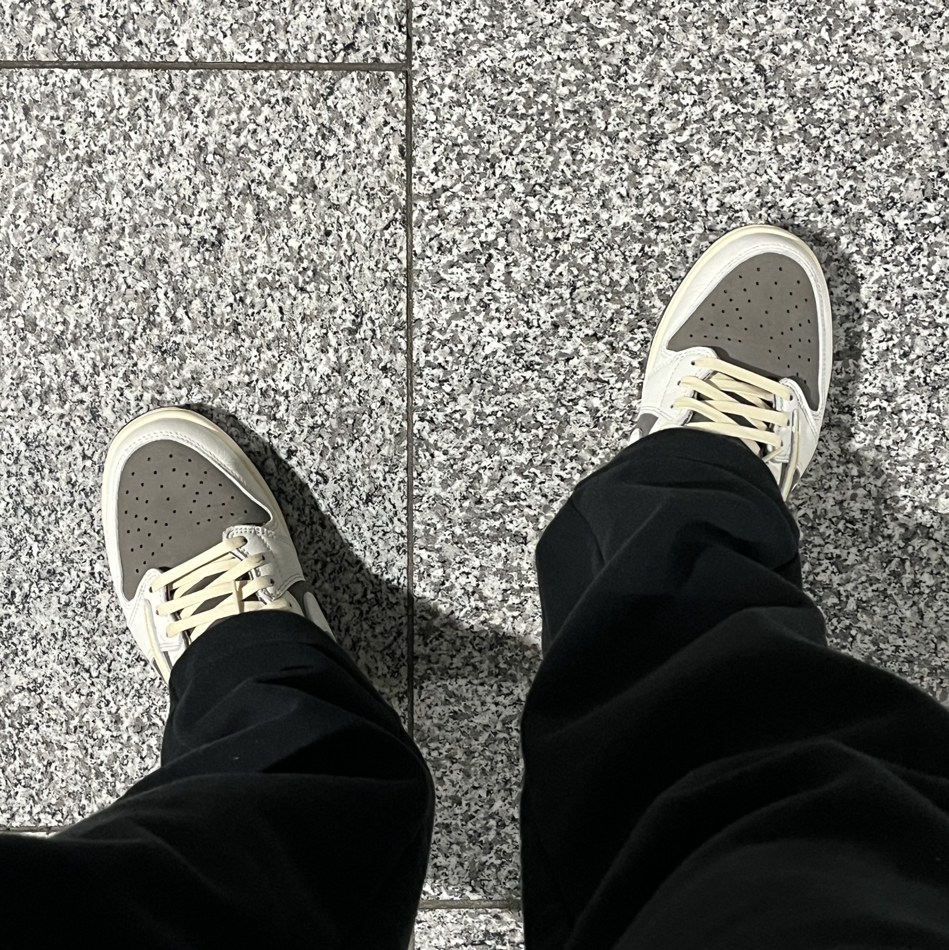 Jordan 1 x Travis Scott Retro Low OG SP Sail and Ridgerock 착용 스타일