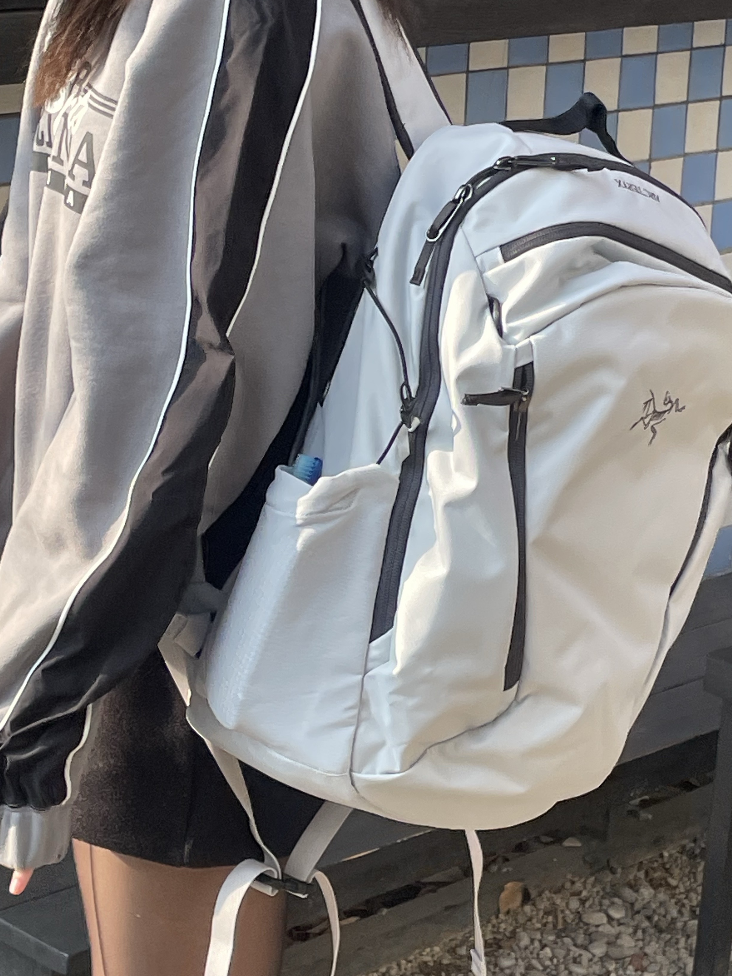 Arc'teryx Mantis 26 Backpack Solitude Graphite 착용 스타일 - 1