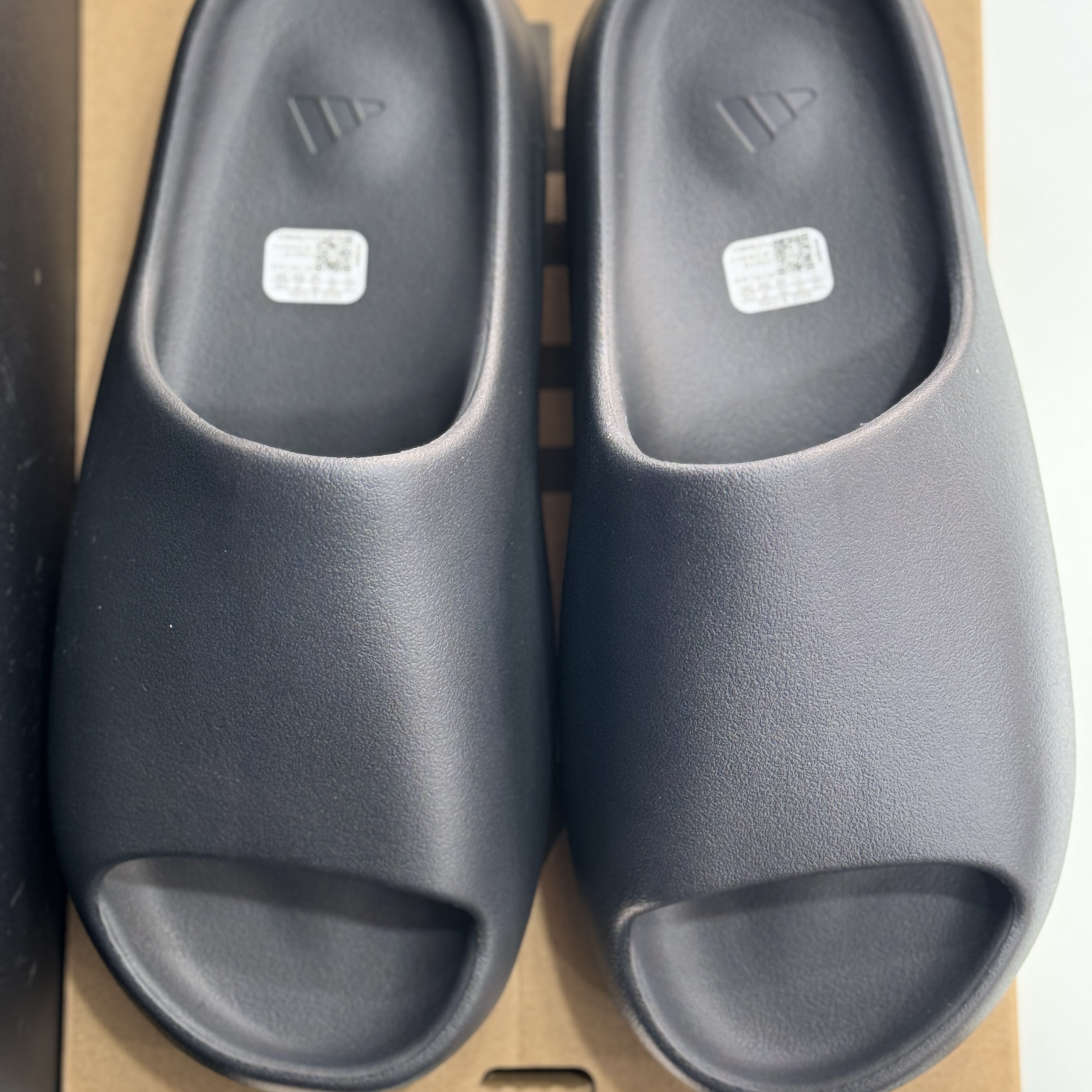 Adidas Yeezy Slide Onyx 착용 스타일 - 2