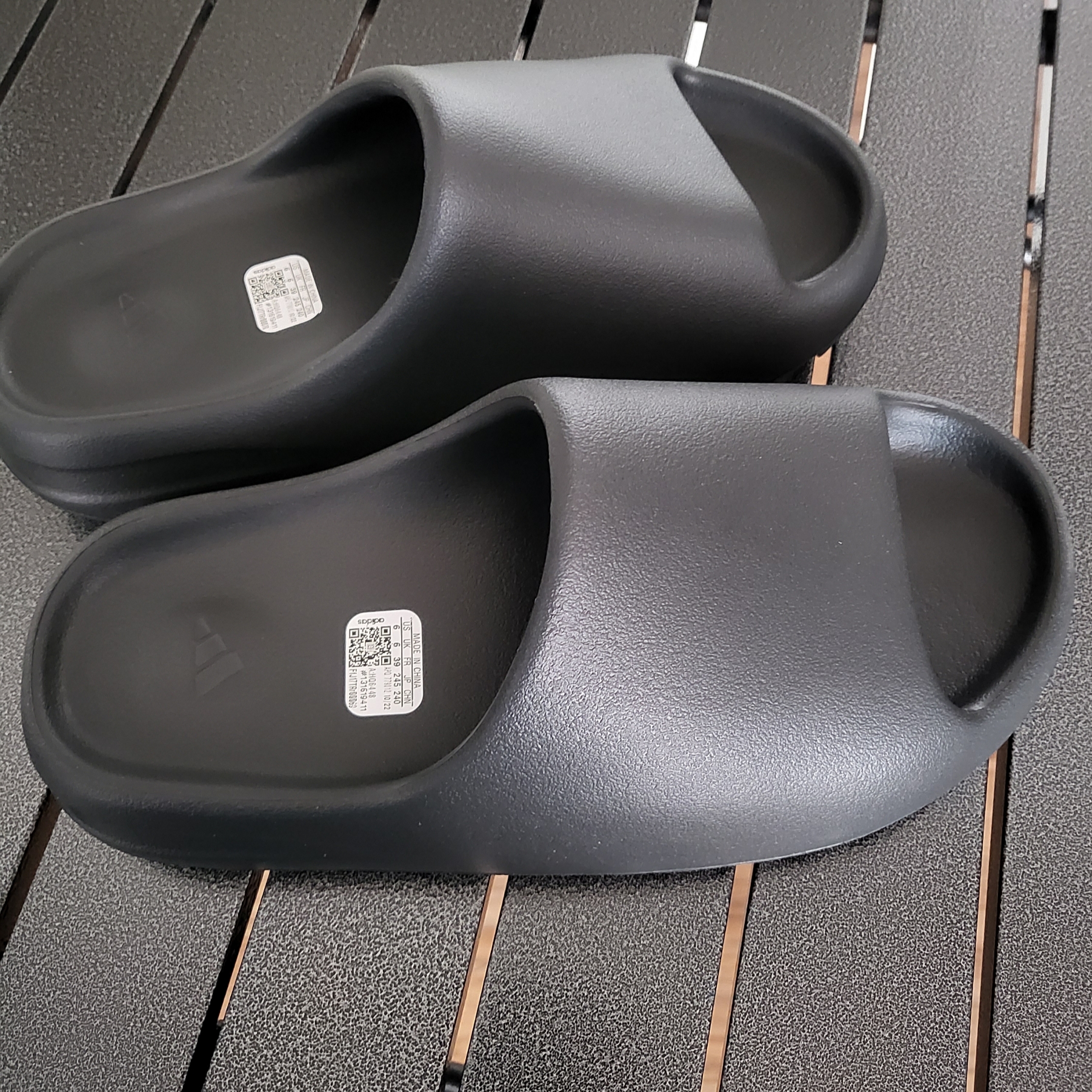 Adidas Yeezy Slide Onyx 착용 스타일