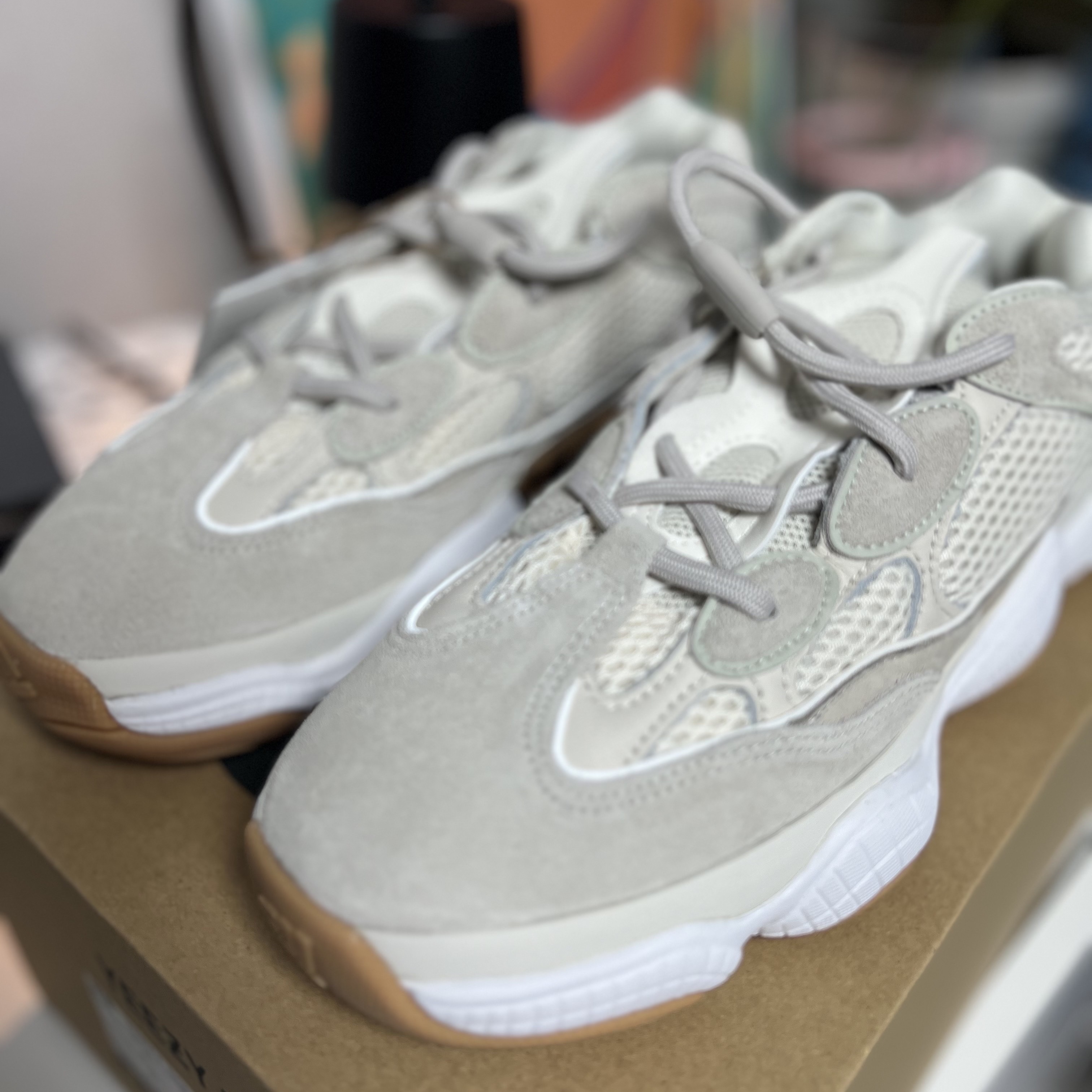 Adidas Yeezy 500 Stone Taupe 착용 스타일 - 1