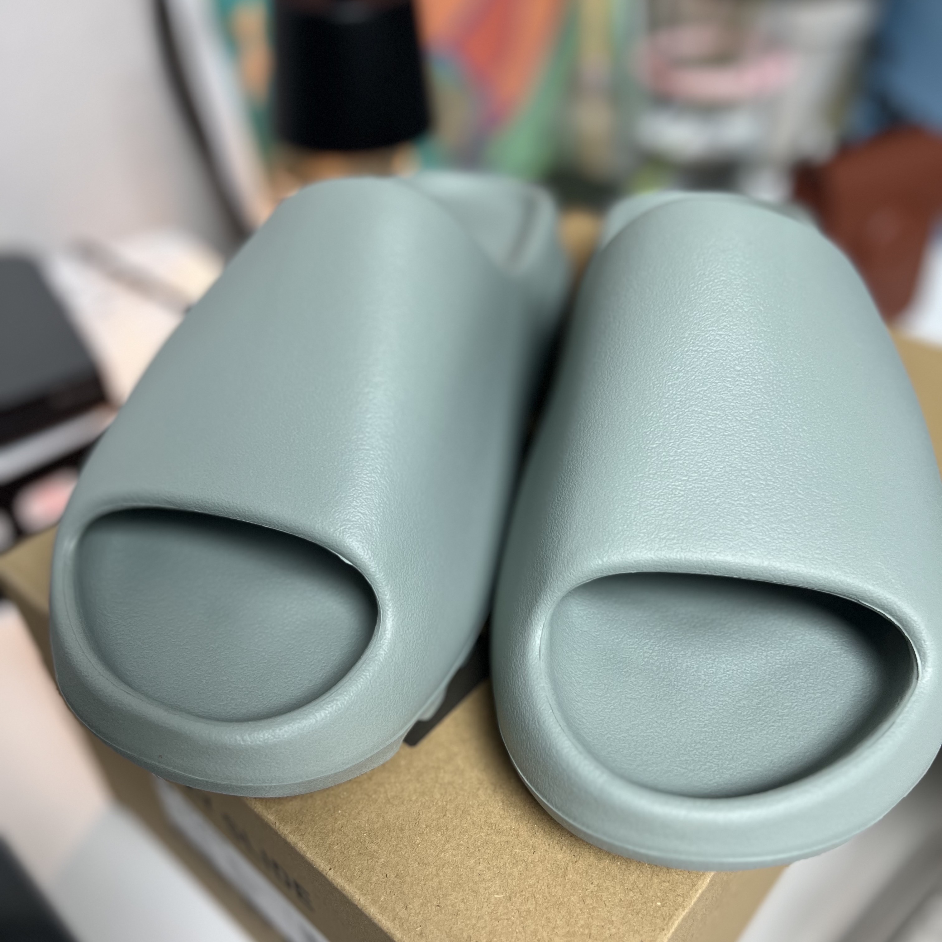 Adidas Yeezy Slide Salt 착용 스타일 - 1