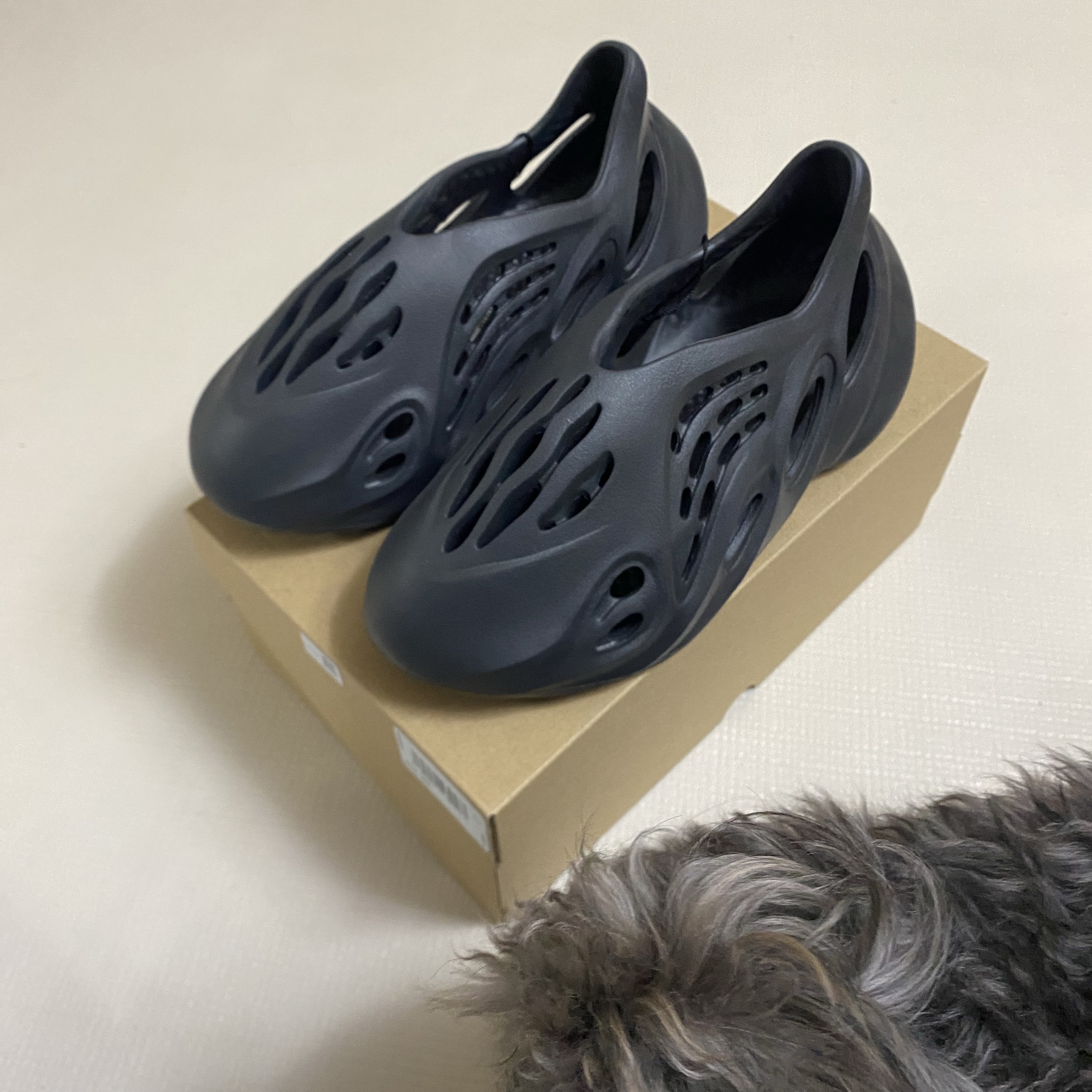Adidas Yeezy Foam RNNR Onyx 착용 스타일 - 2