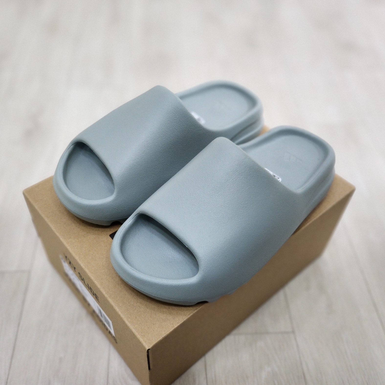 Adidas Yeezy Slide Salt 착용 스타일 - 2