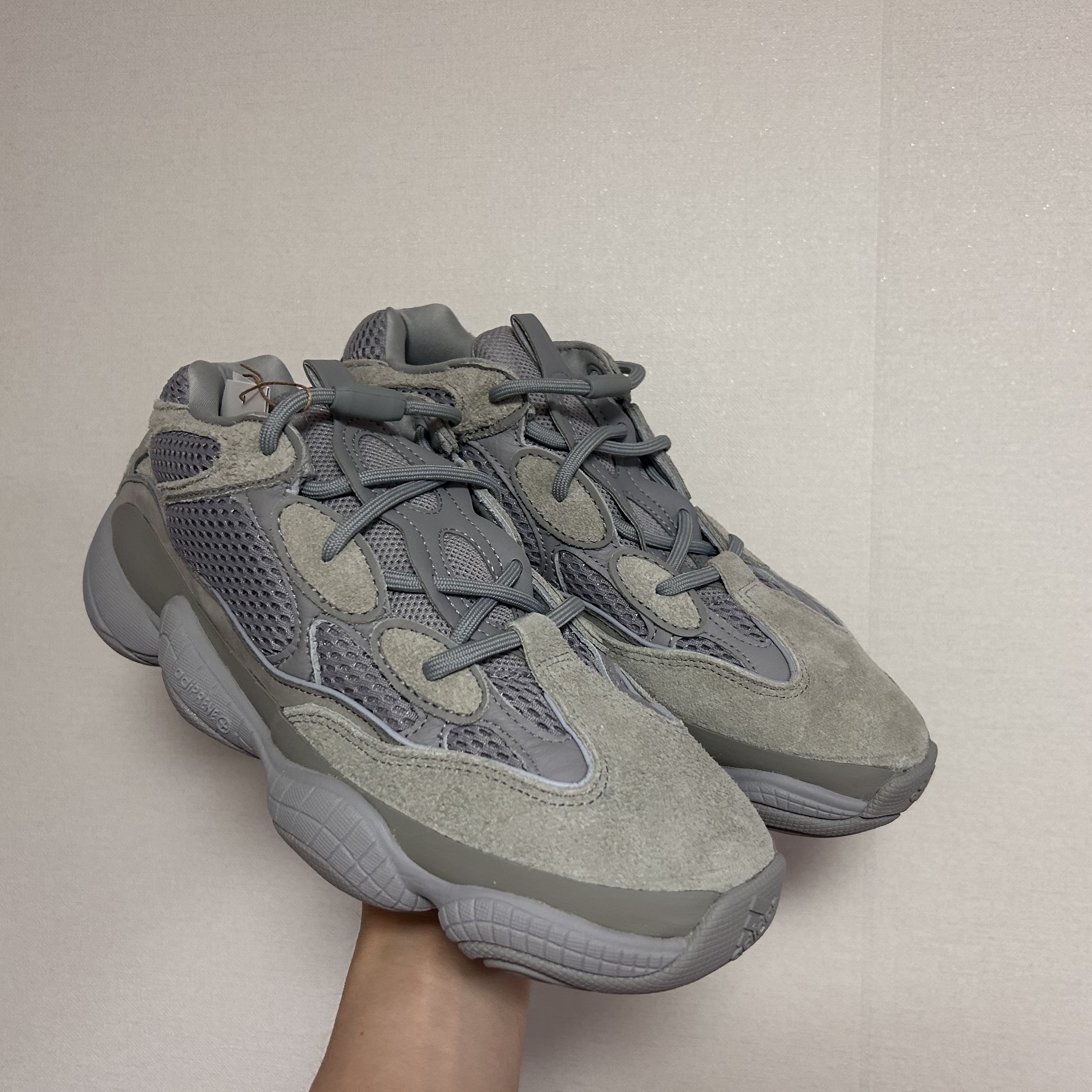 Adidas Yeezy 500 Stone Salt 착용 스타일 - 2