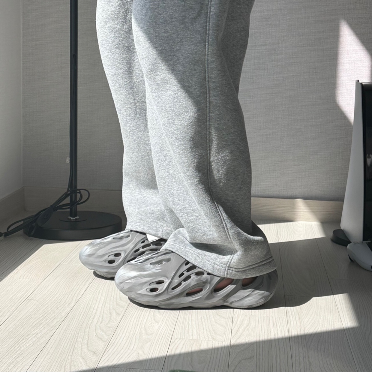 Adidas Yeezy Foam RNNR MX Granite 착용 스타일