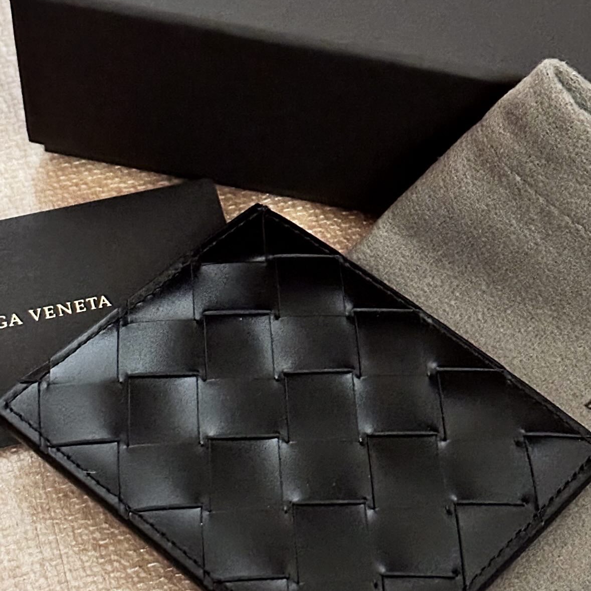 Bottega Veneta Card Case Black 착용 스타일