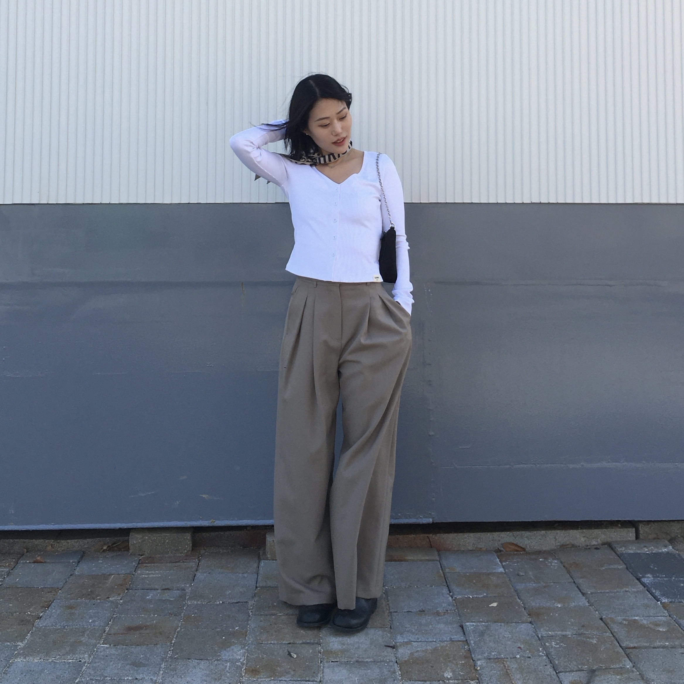 (W) Dior Oblique Mitzah Scarf Silk Twill Navy Blue, Prada Re-Edition 2005 Re-Nylon Shoulder Bag Black 착용 스타일