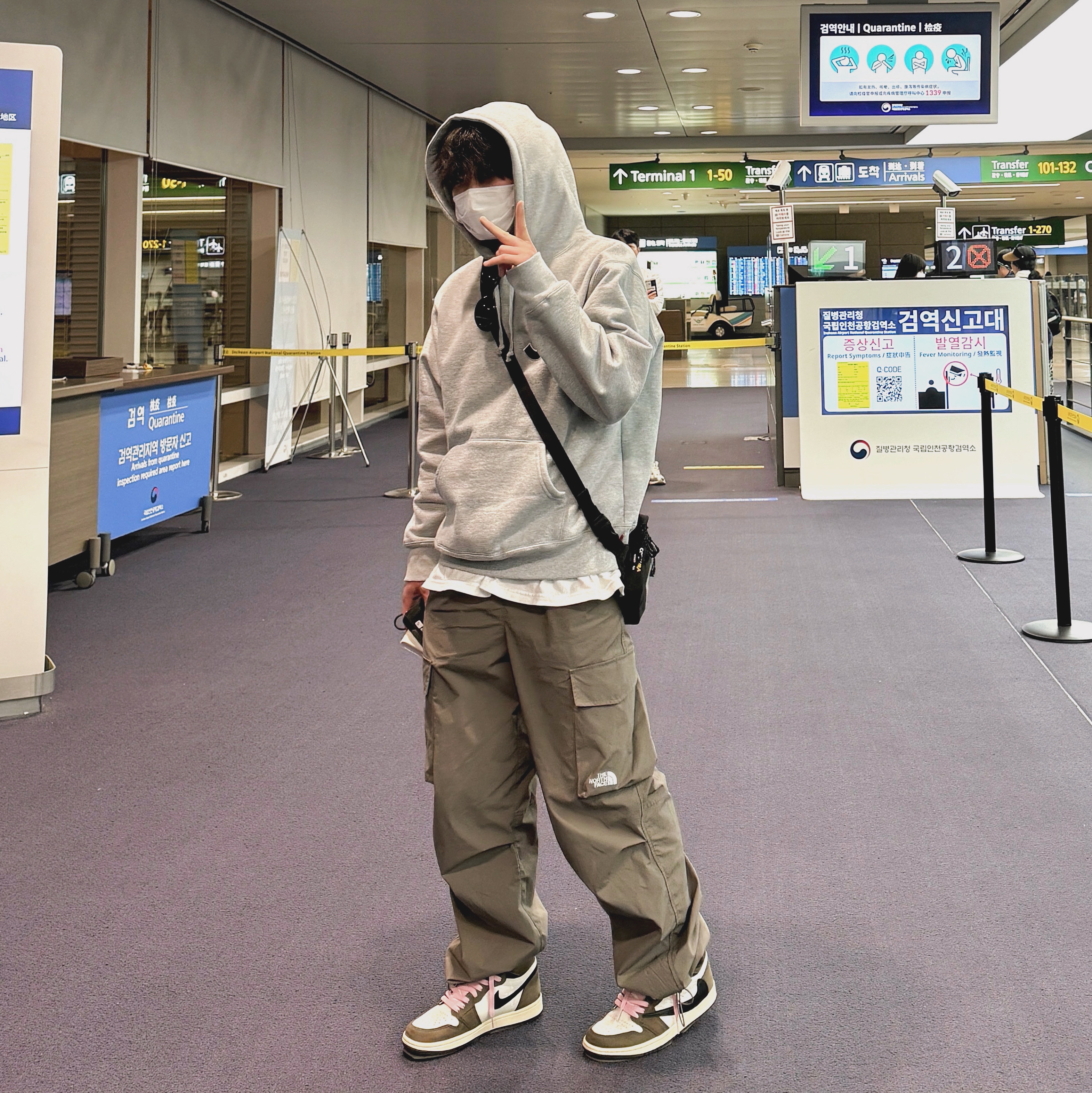 Jordan 1 x Travis Scott Retro High OG SP Mocha, Palace Cordura Eco Hex Ripstop Shot Bag Black - 23FW 착용 스타일