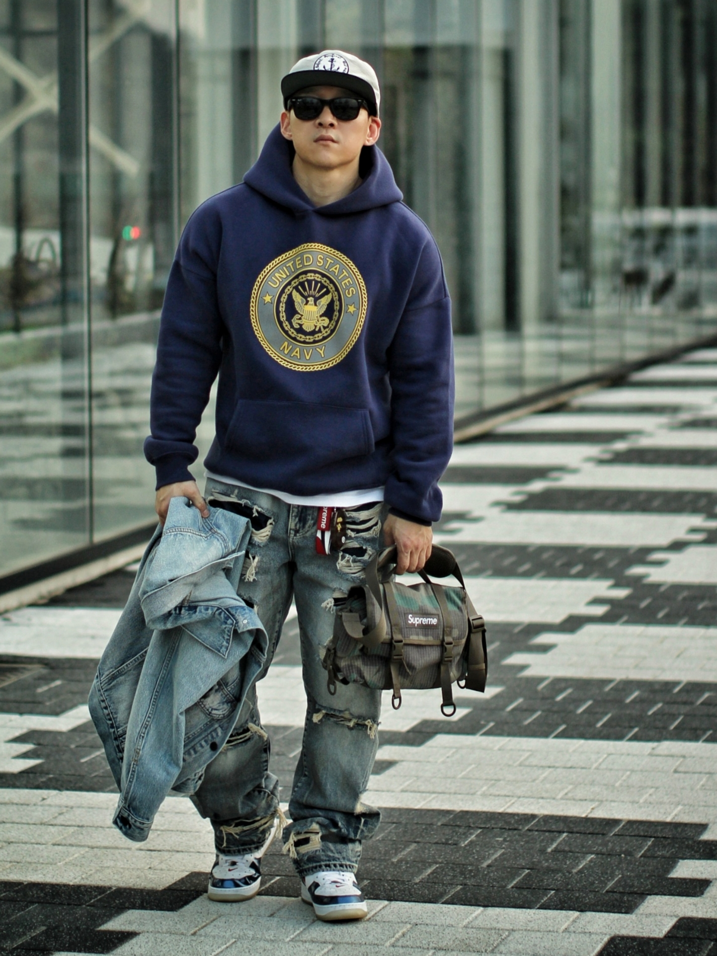 Supreme Mini Duffle Bag Woodland Camo - 24SS, Supreme Webbing Keychain Red - 23SS 착용 스타일 - 1