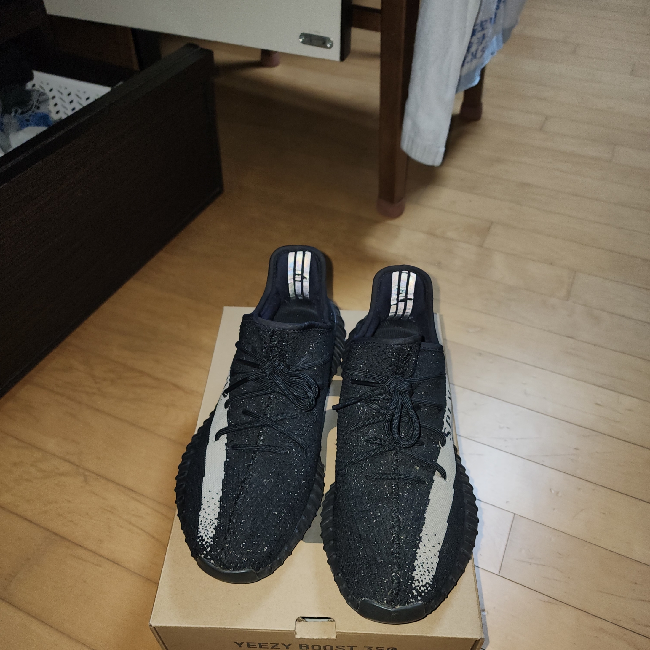 Adidas Yeezy Boost 350 V2 Core Black White 2016, Jordan 1 Mid Black Fire Red 착용 스타일 - 4