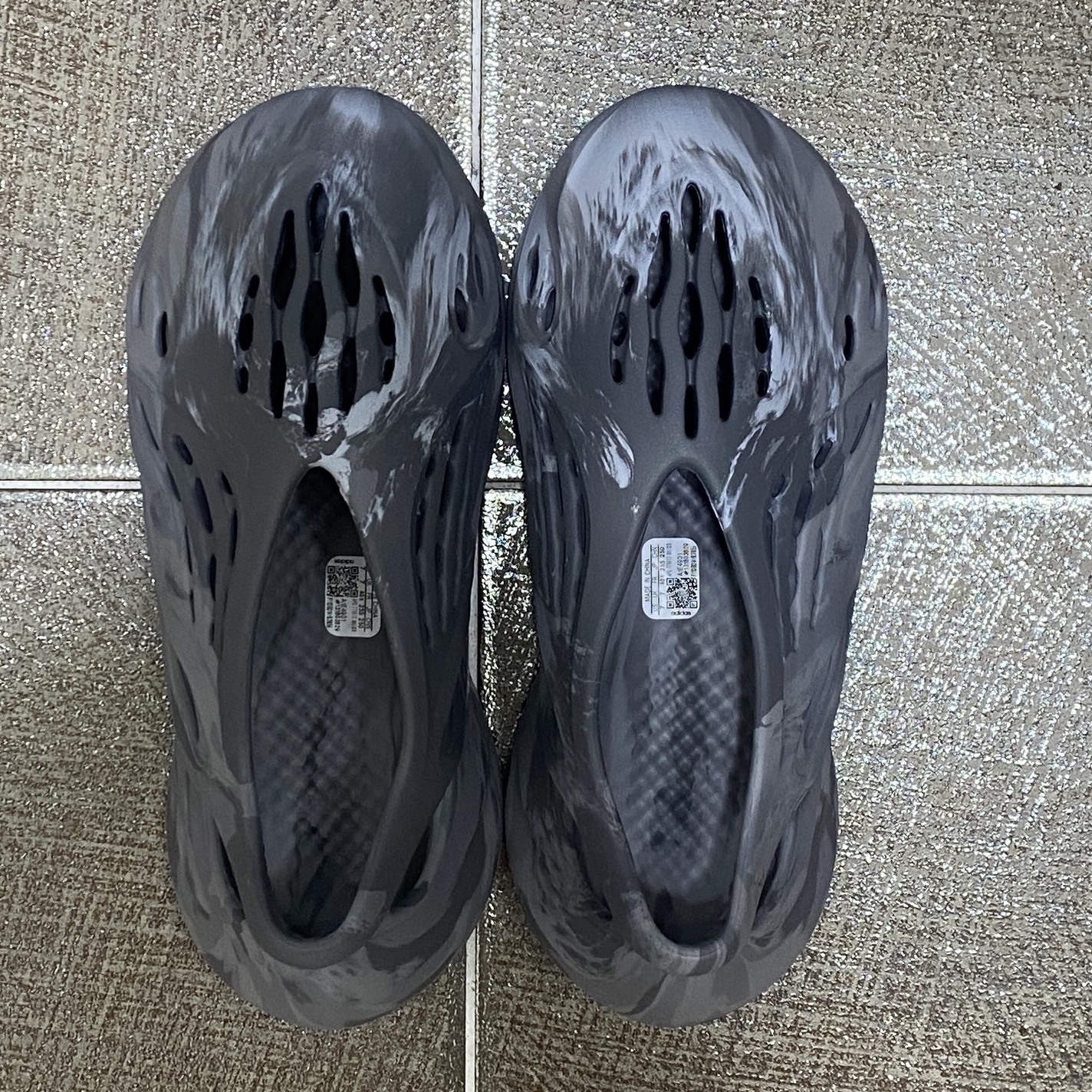 Adidas Yeezy Foam RNNR MX Granite 착용 스타일