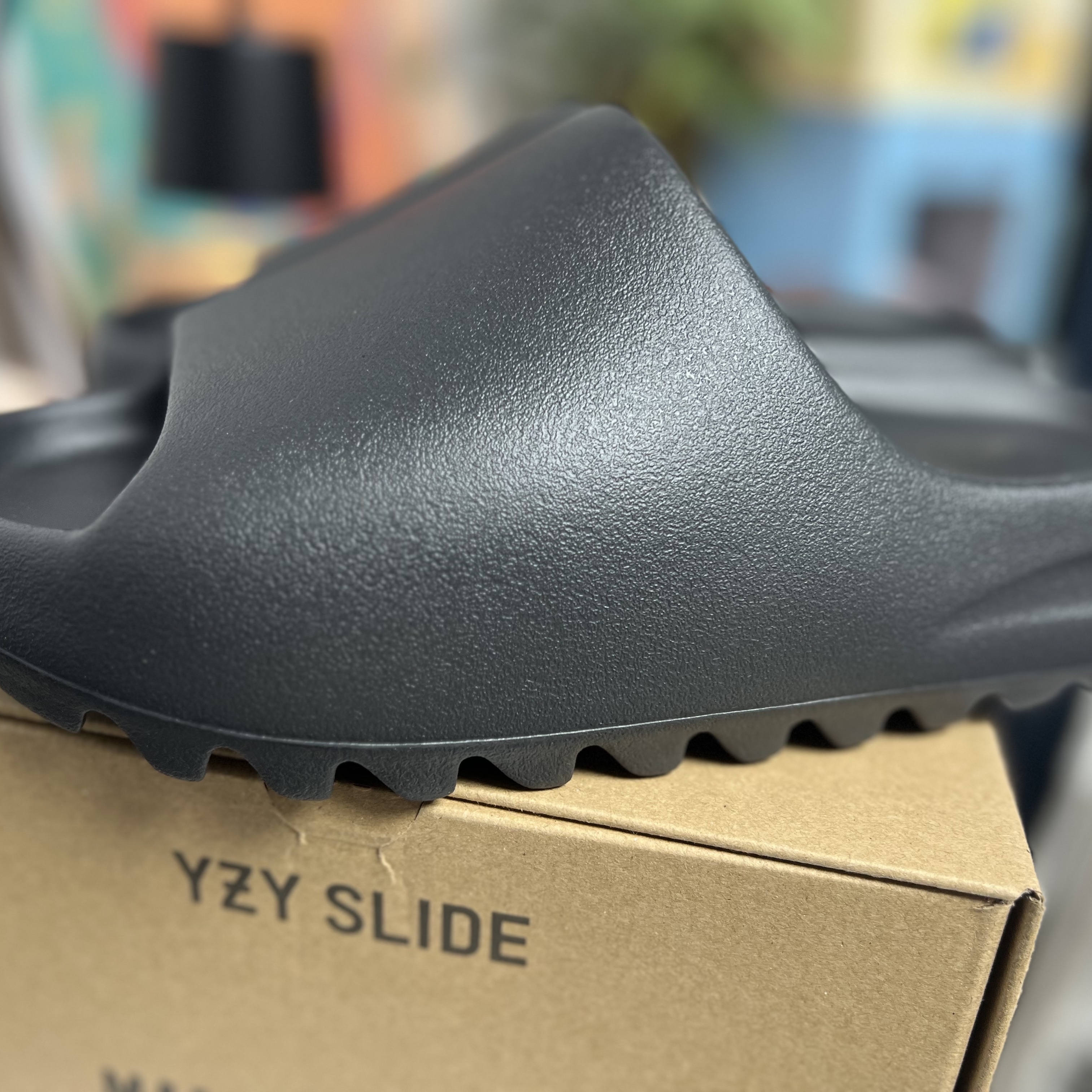 Adidas Yeezy Slide Onyx 착용 스타일 - 2