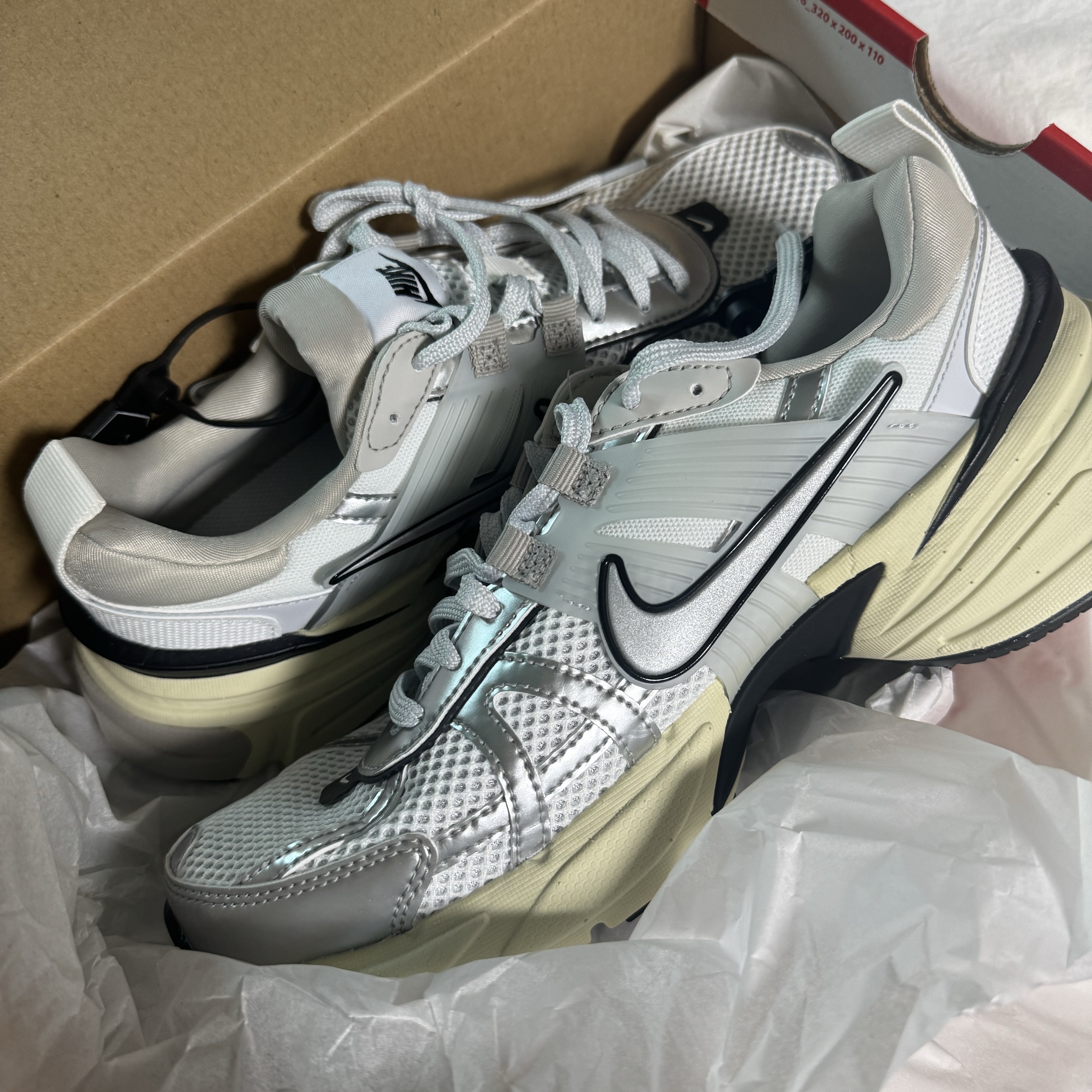 Nike V2K Run Summit White Metallic Silver 착용 스타일