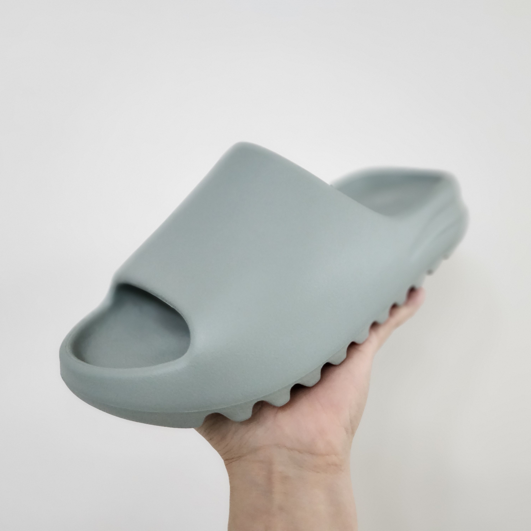 Adidas Yeezy Slide Salt 착용 스타일 - 1