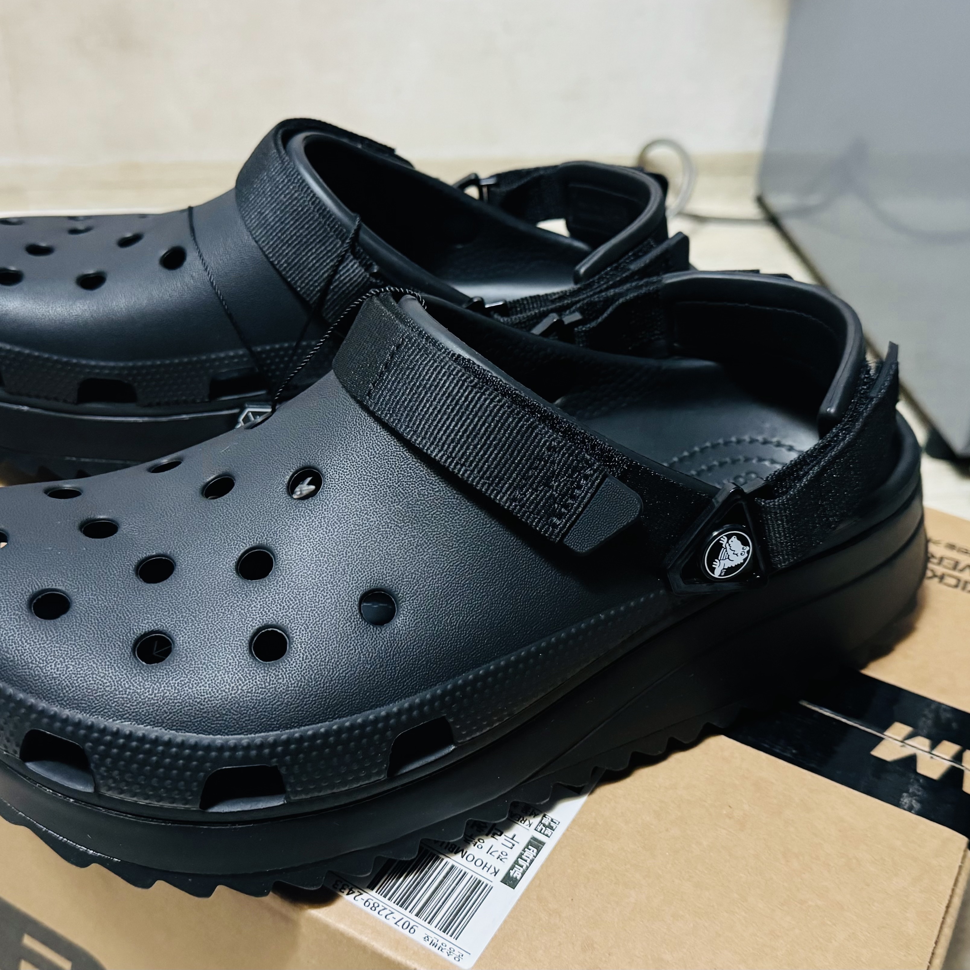 Crocs Classic Hiker Clog Black 착용 스타일
