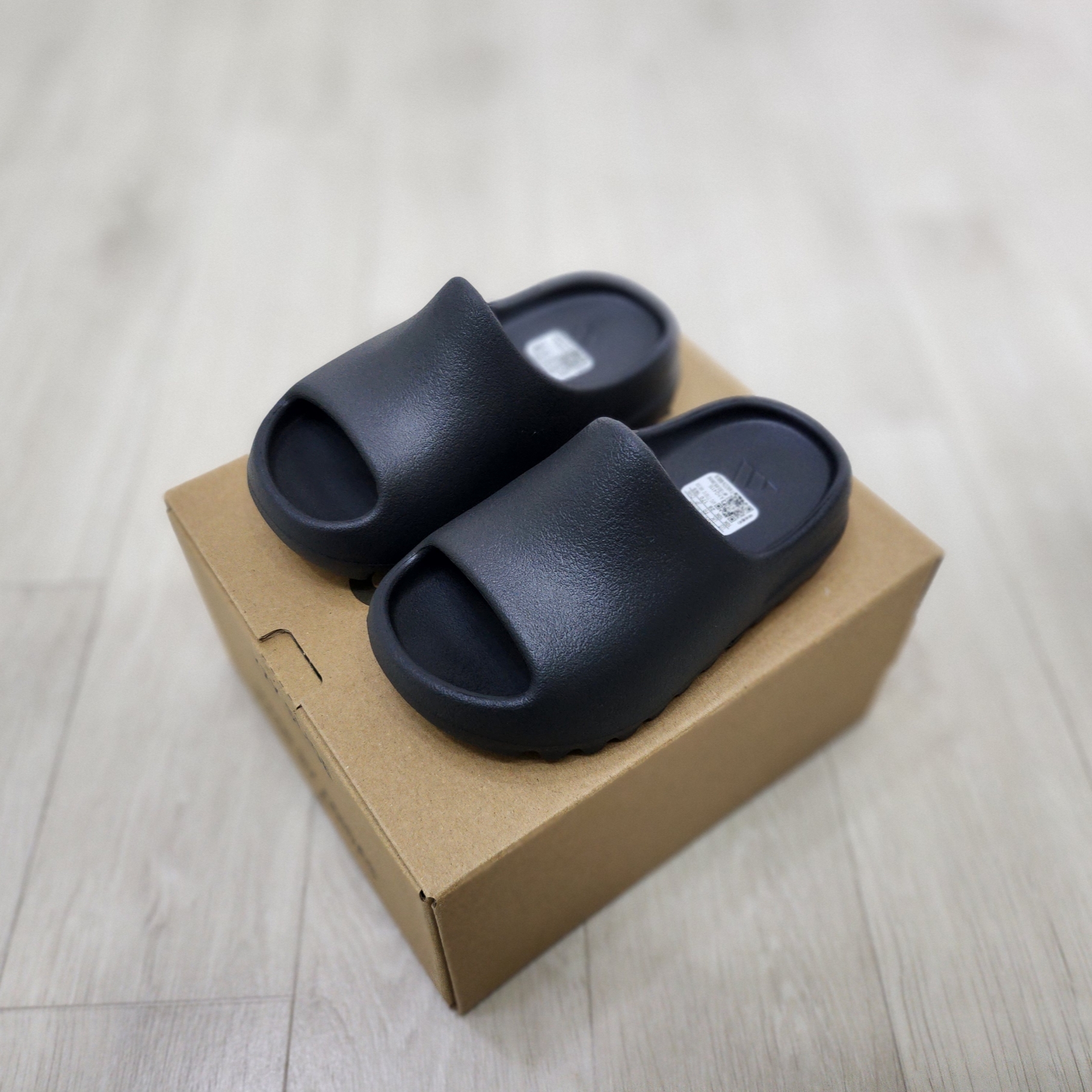 (Kids) Adidas Yeezy Slide Onyx 착용 스타일 - 2