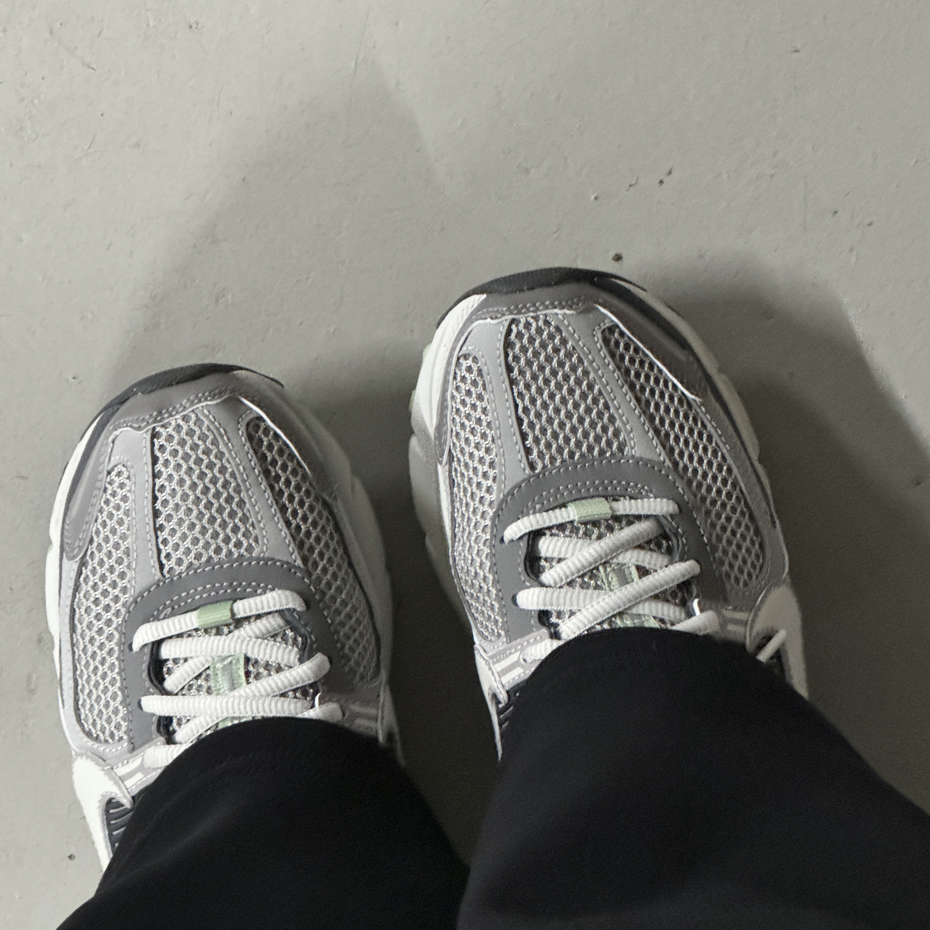 (W) Nike Zoom Vomero 5 Cobblestone and Flat Pewter 착용 스타일