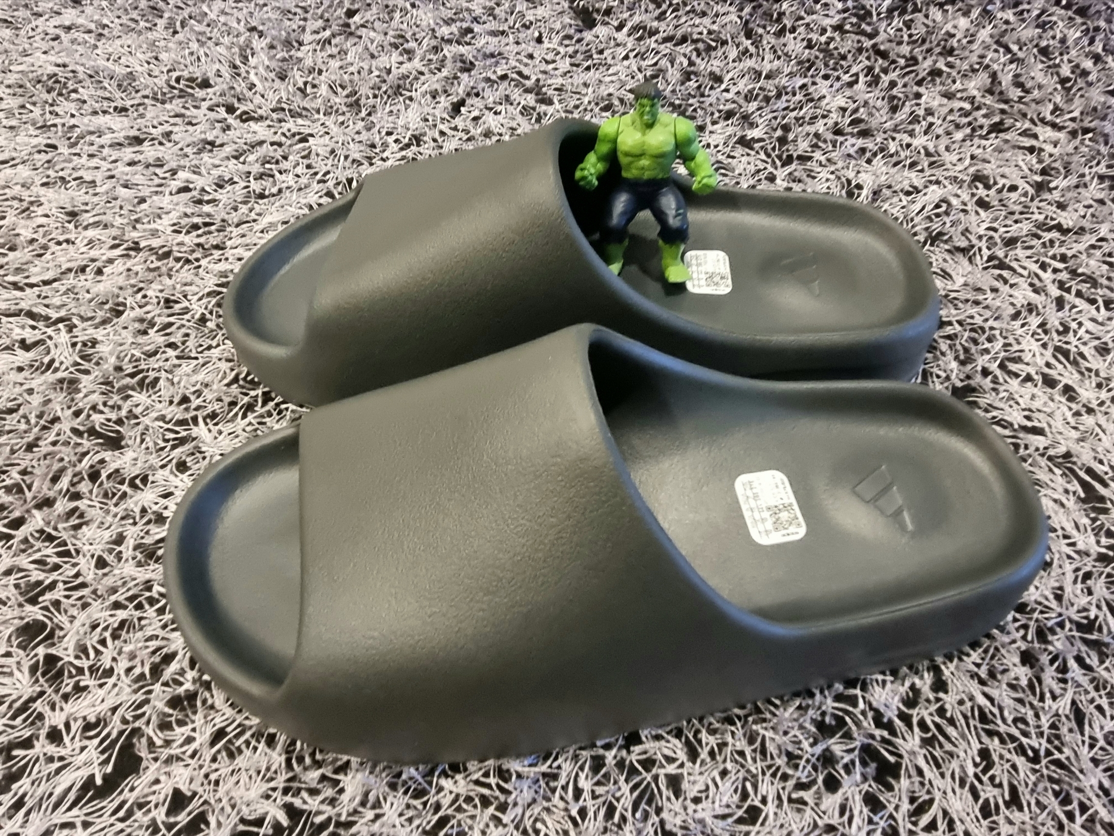 Adidas Yeezy Slide Dark Onyx 2024 착용 스타일 - 1