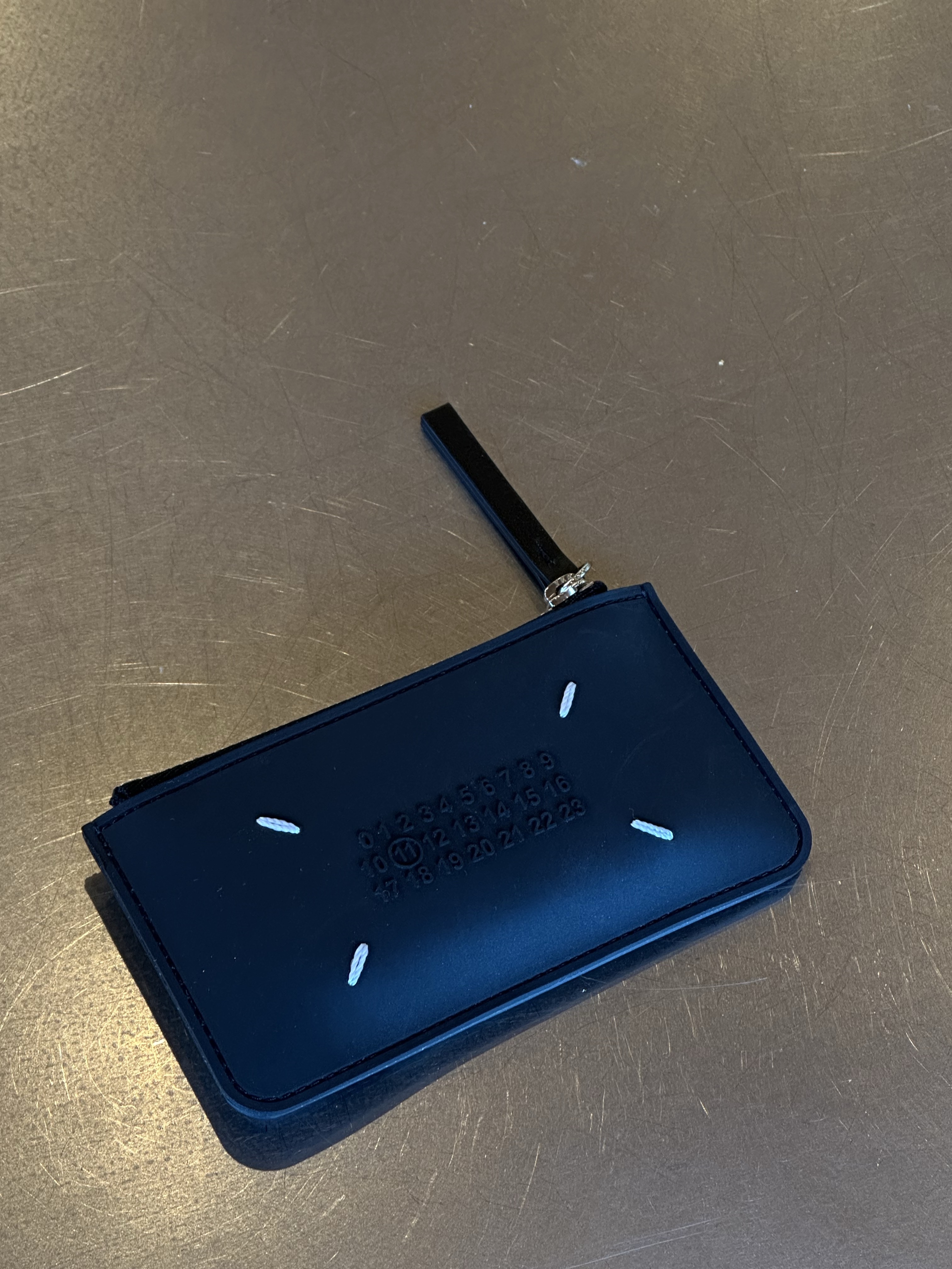 Maison Margiela Rubber Leather Zipped Card Holder Black 착용 스타일