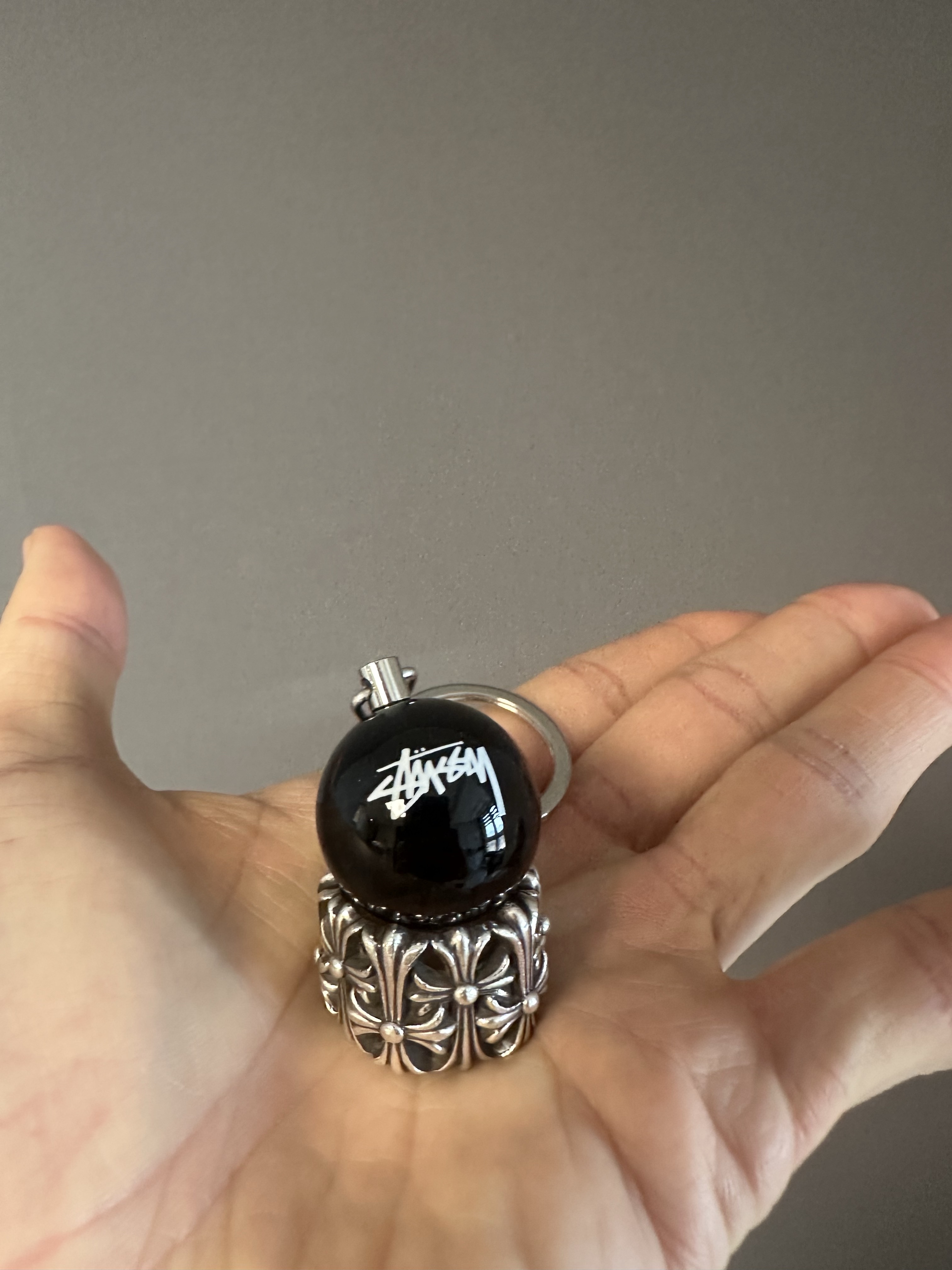 Stussy 8 Ball Keychain Black 착용 스타일