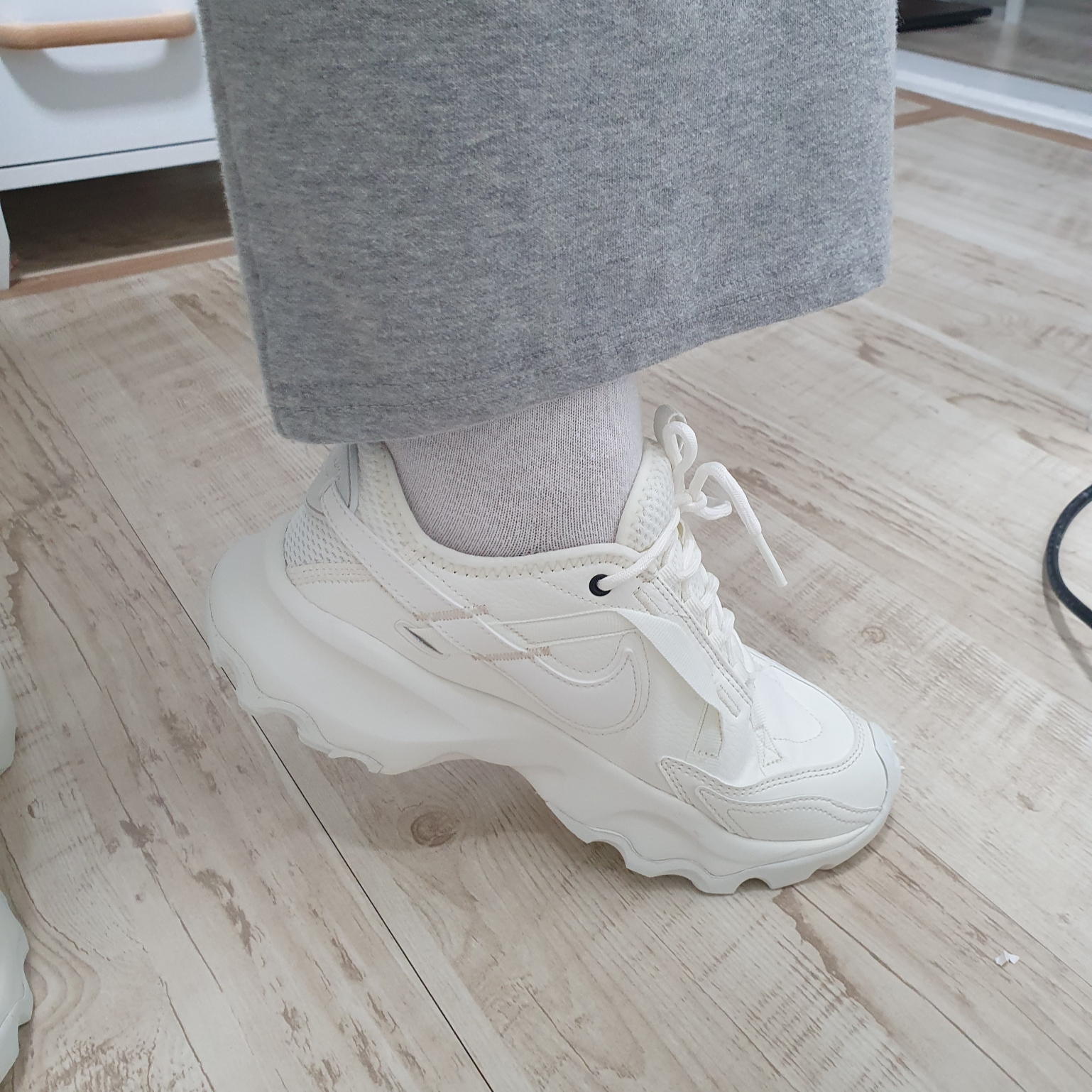 (W) Nike TC 7900 Summit White 착용 스타일 - 2
