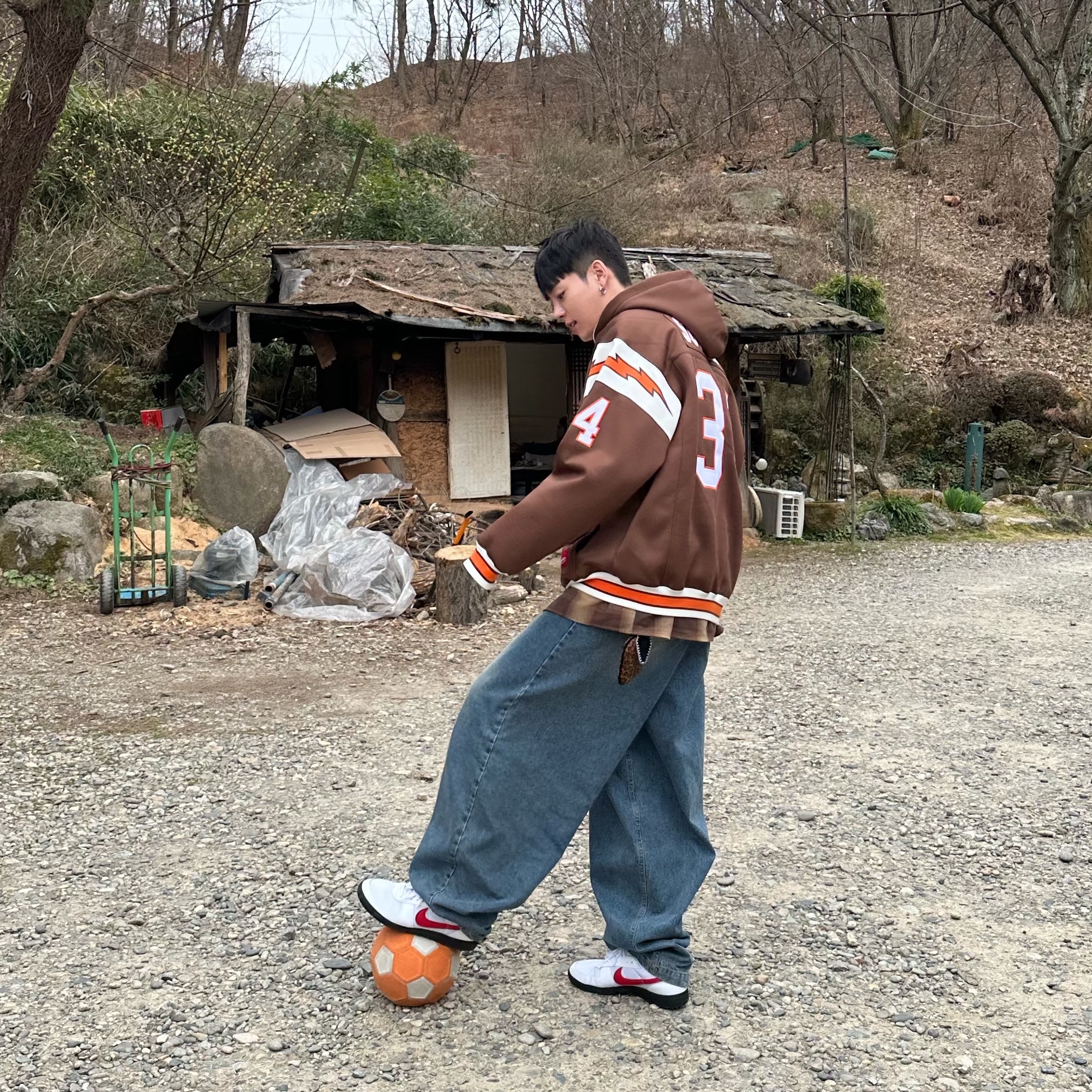Supreme Football Zip Up Hooded Sweatshirt Brown - 24SS, Nike Field General 82 SP White and Varsity Red 착용 스타일 - 1