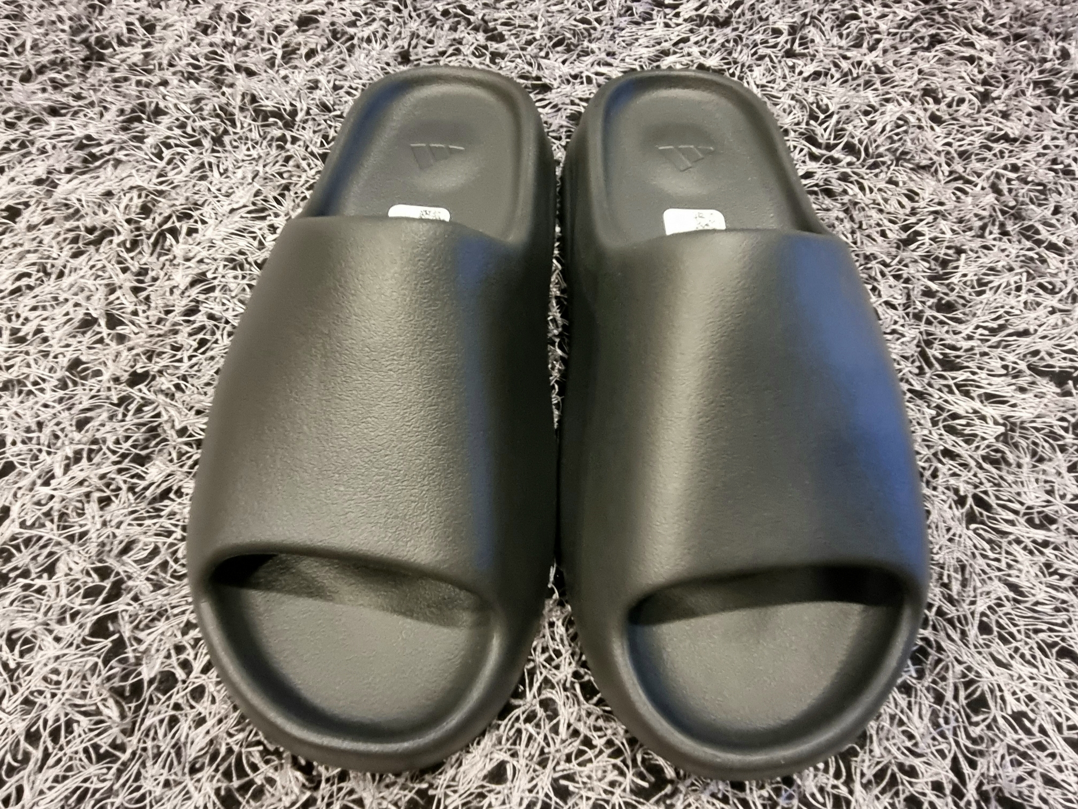 Adidas Yeezy Slide Onyx 착용 스타일 - 2