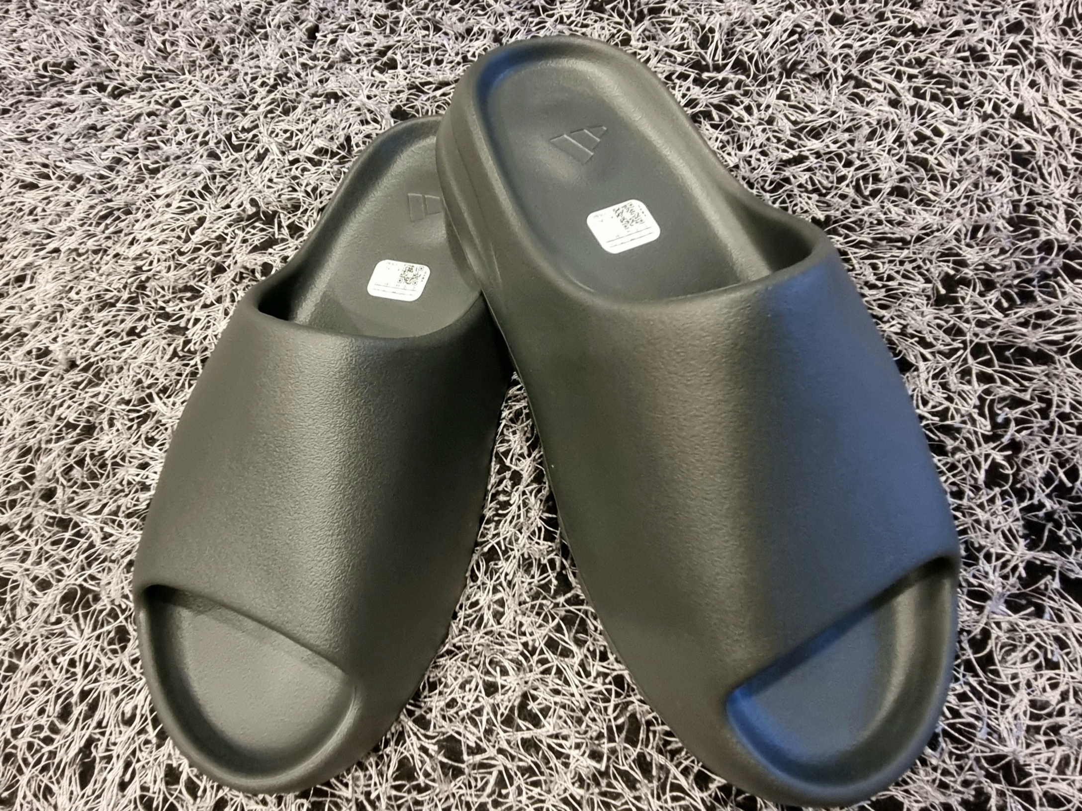 Adidas Yeezy Slide Dark Onyx 2024 착용 스타일 - 4