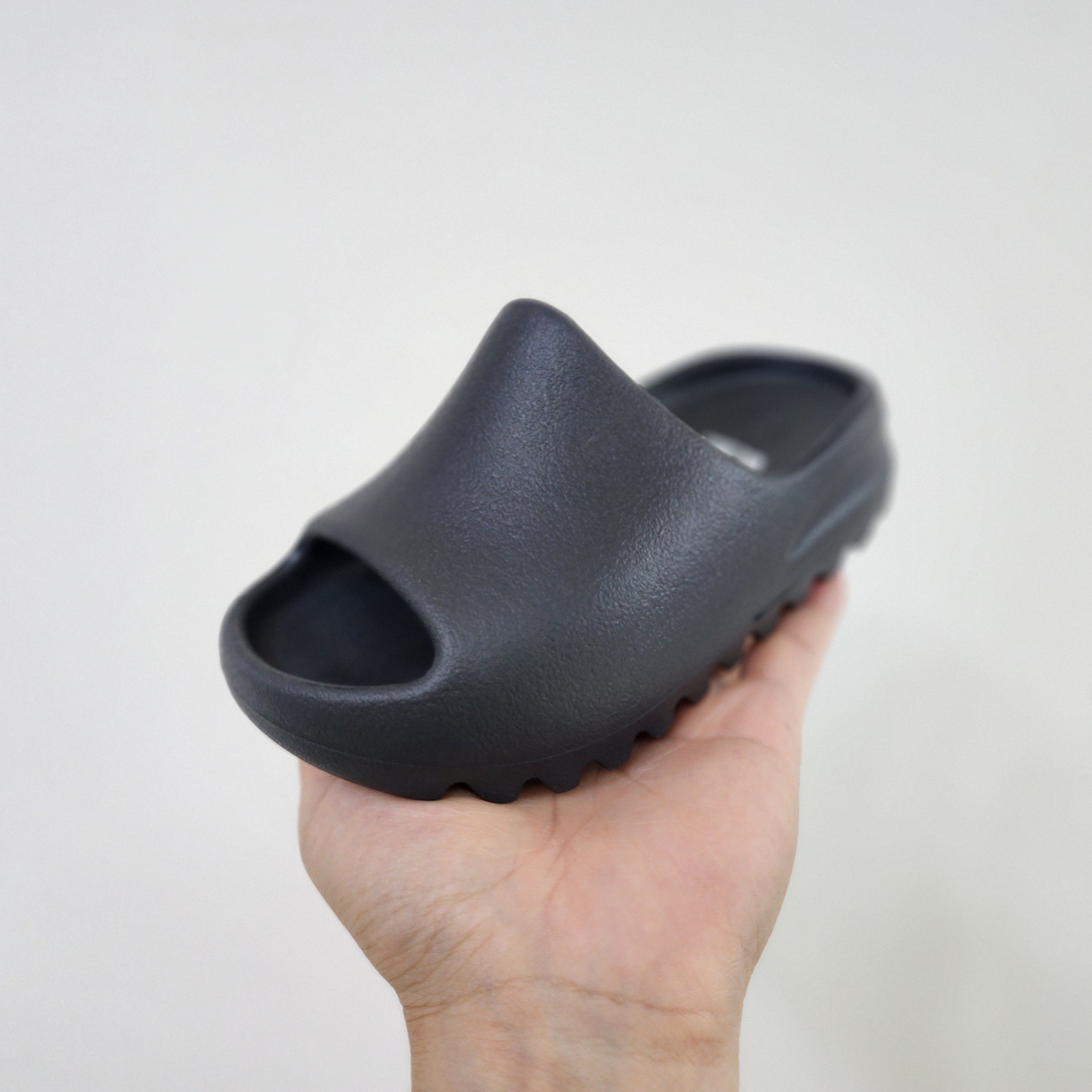 (Kids) Adidas Yeezy Slide Onyx 착용 스타일 - 1