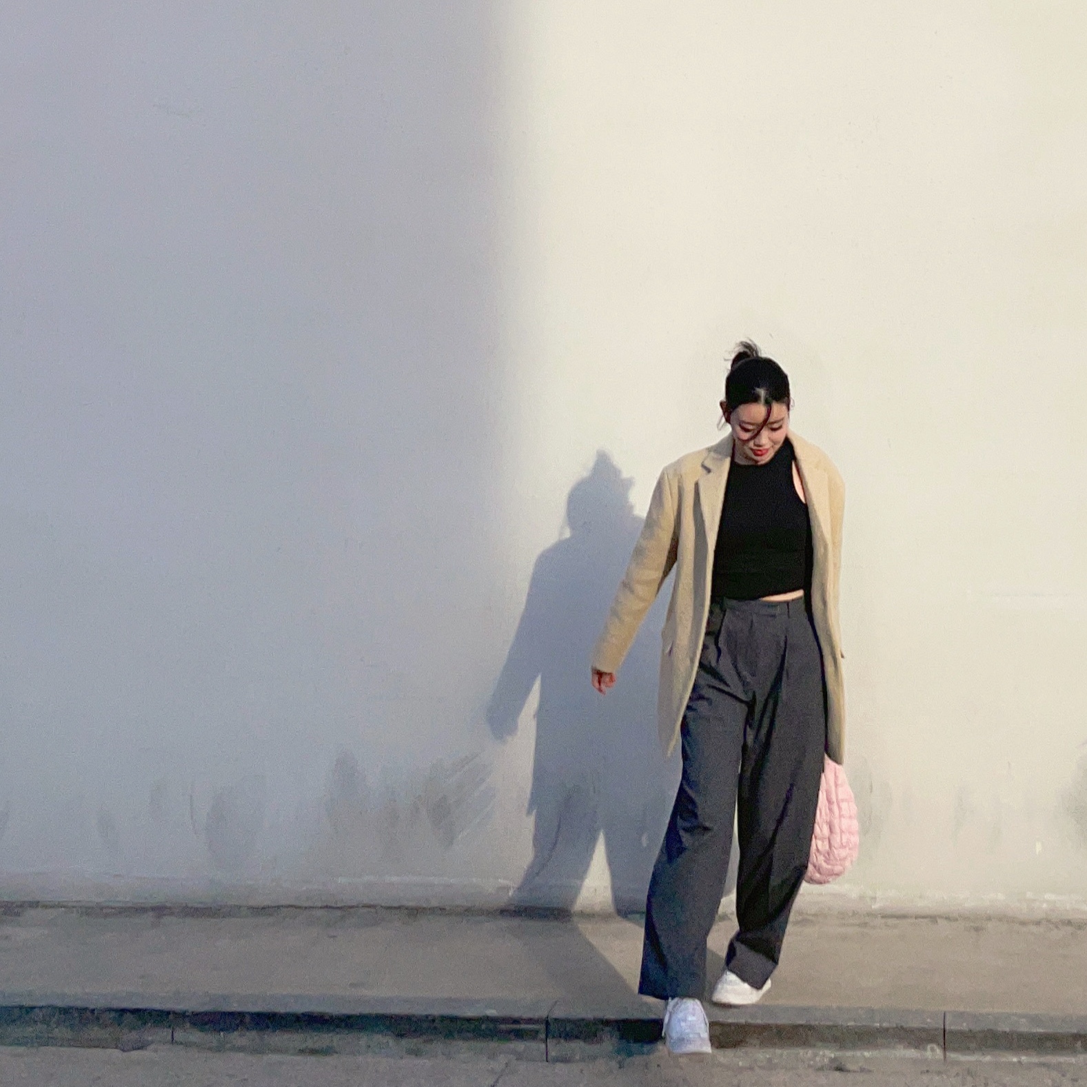COS Quilted Mini Bag Pink, Nike x Billie Eilish Air Force 1 Low SP Triple White 착용 스타일 - 1