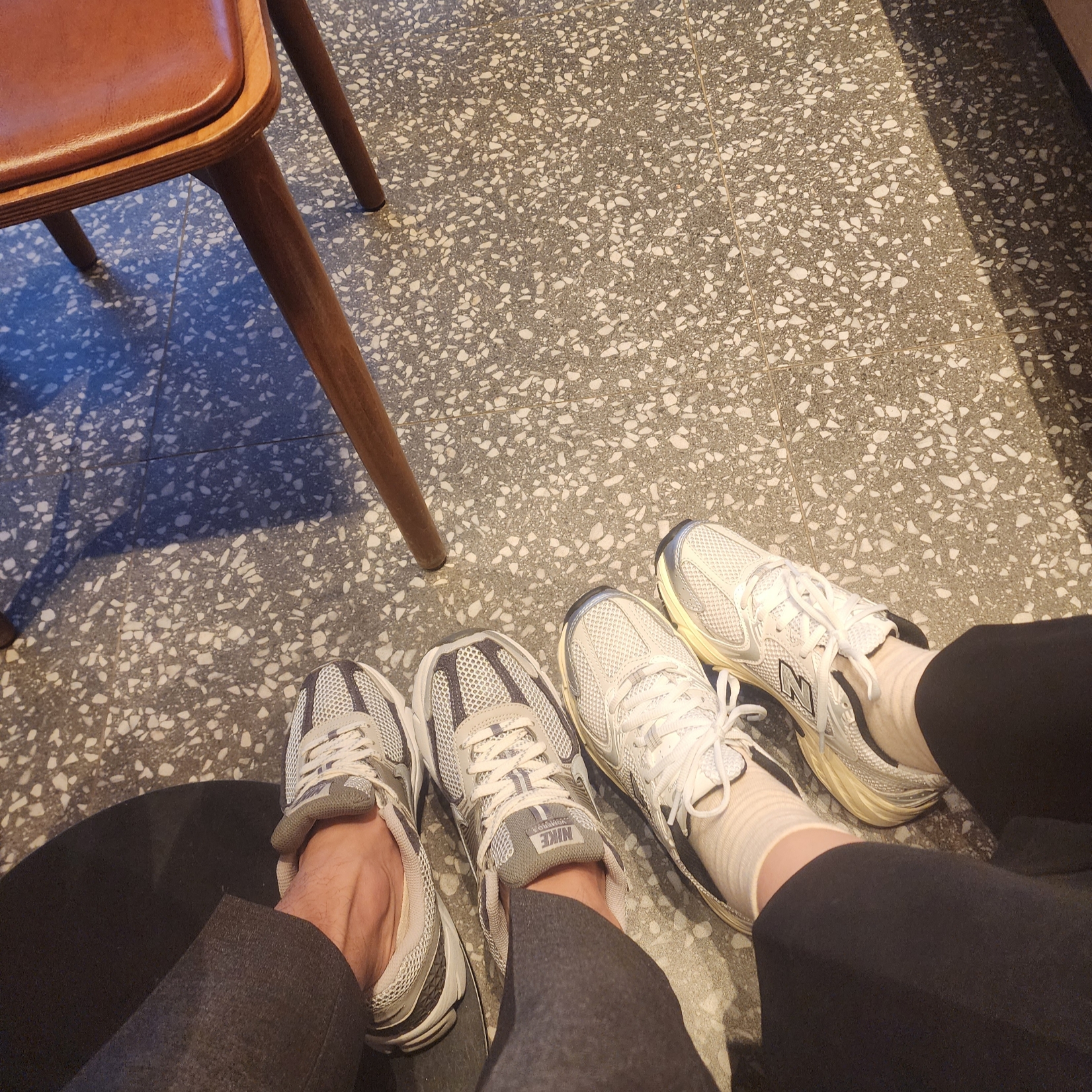 Nike Zoom Vomero 5 PRM Light Iron Ore and Flat Fewter, New Balance 530 Grey Matter Silver Metallic 착용 스타일 - 3