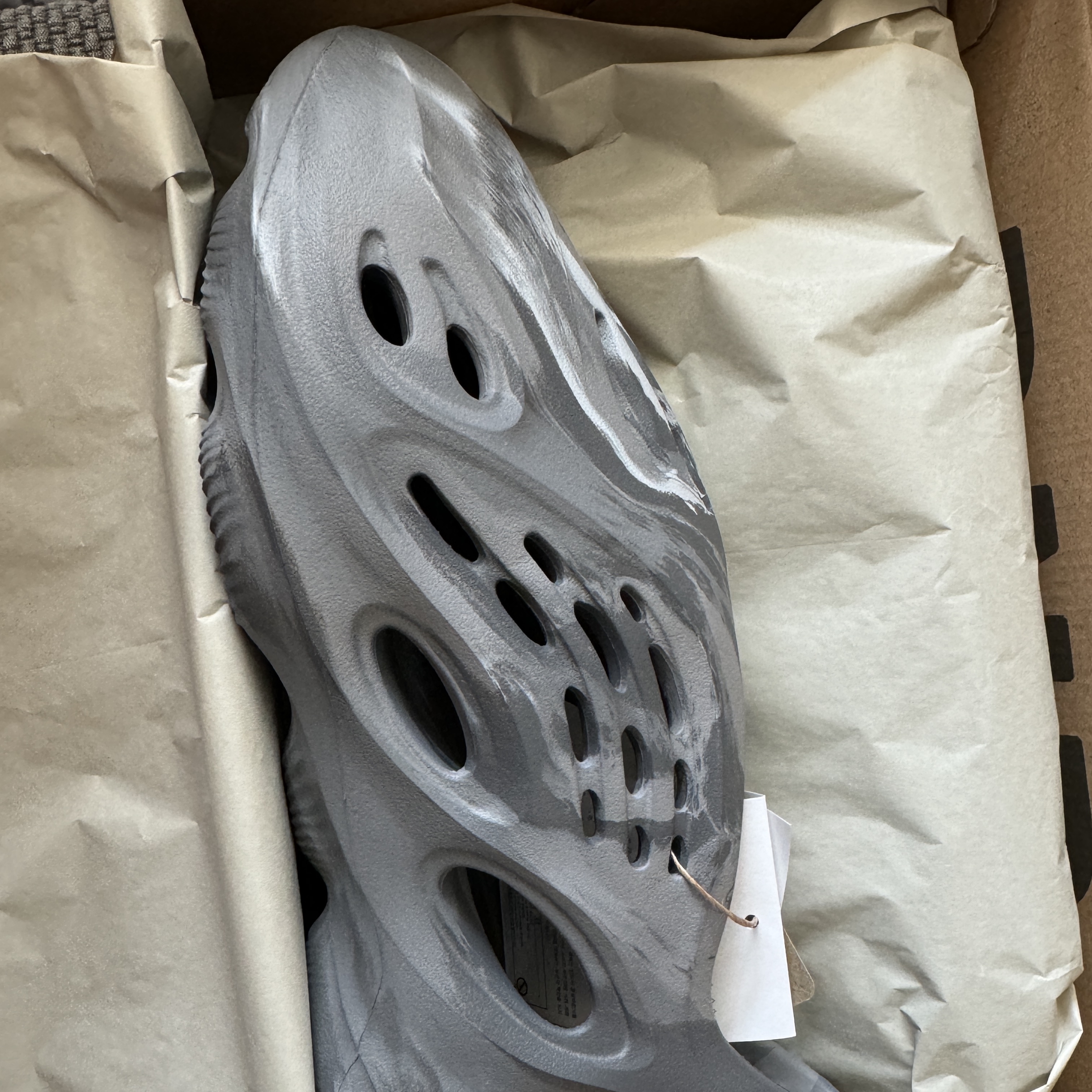 Adidas Yeezy Foam RNNR MX Granite 착용 스타일 - 1
