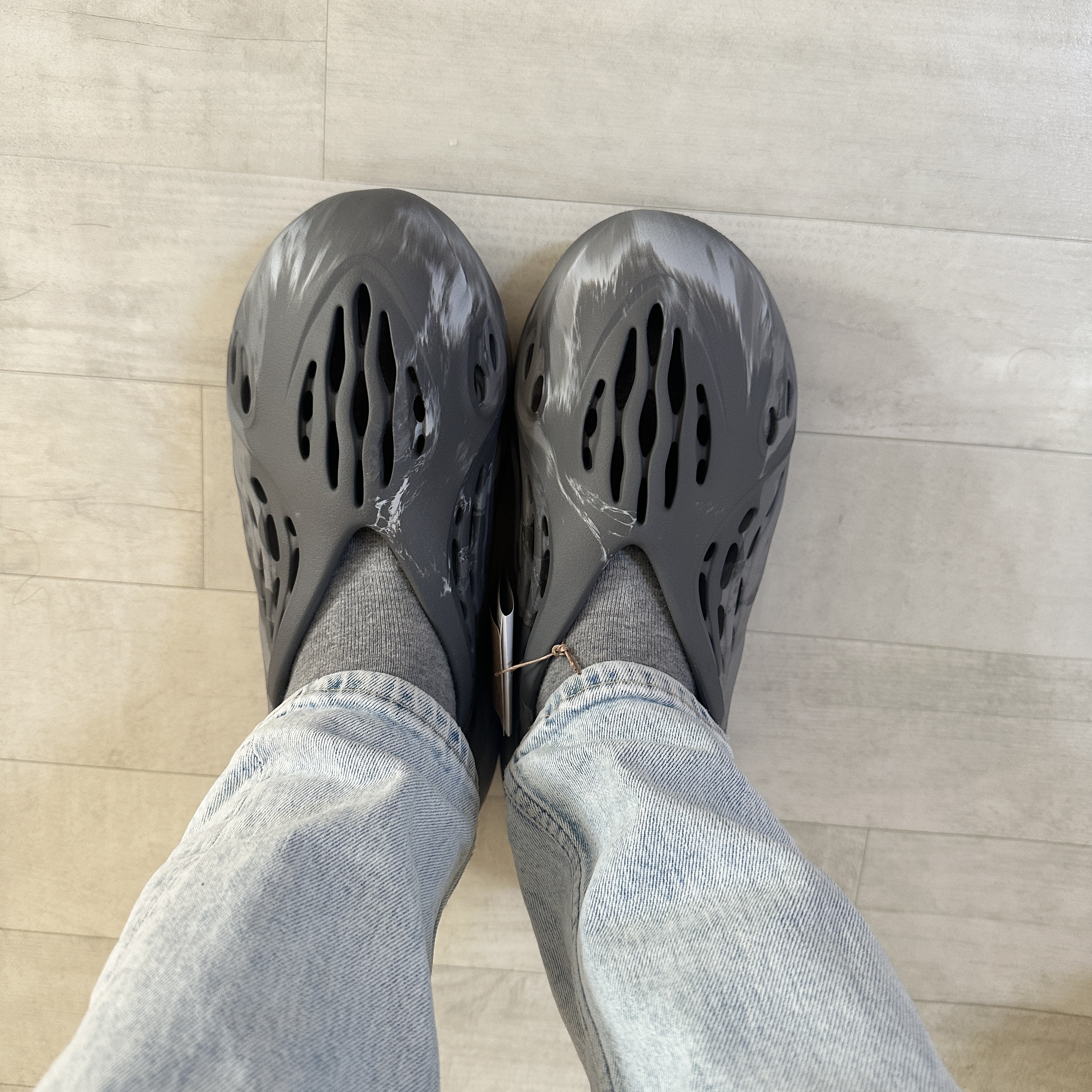 Adidas Yeezy Foam RNNR MX Granite 착용 스타일