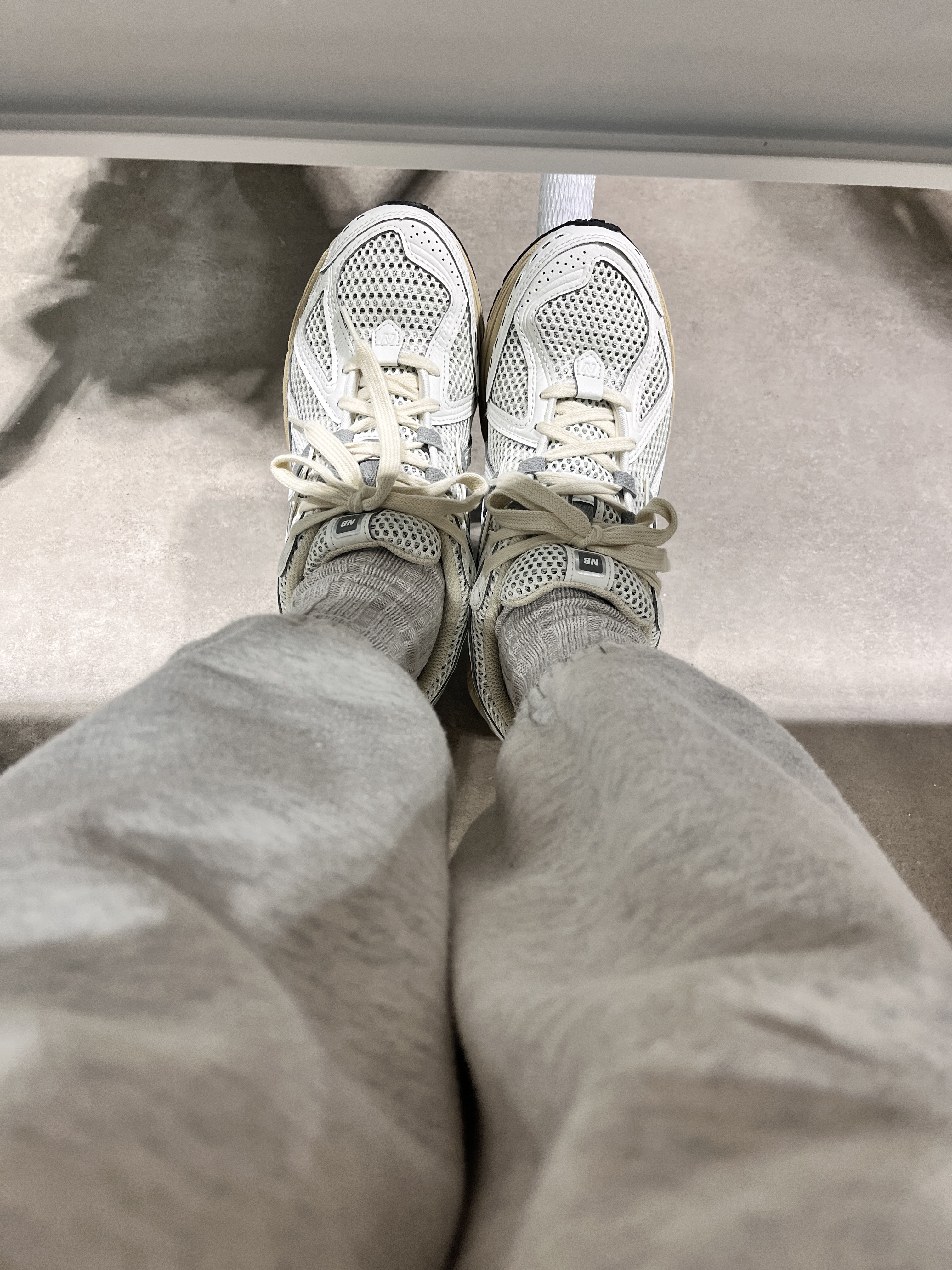 New Balance 1906R White Gray 착용 스타일 - 2