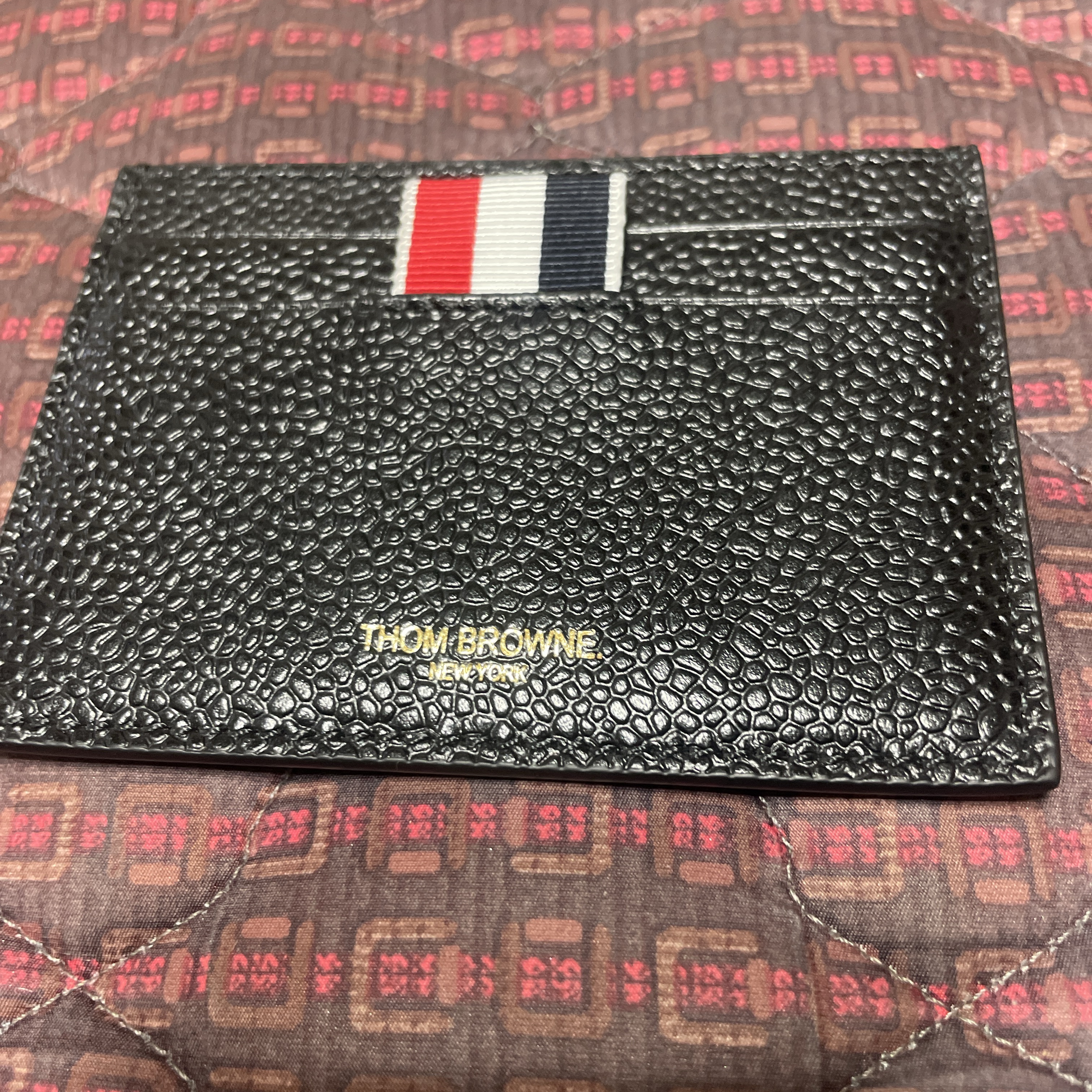 Thom Browne Pebble Grain Leather Stripe Single Card Holder Black 착용 스타일