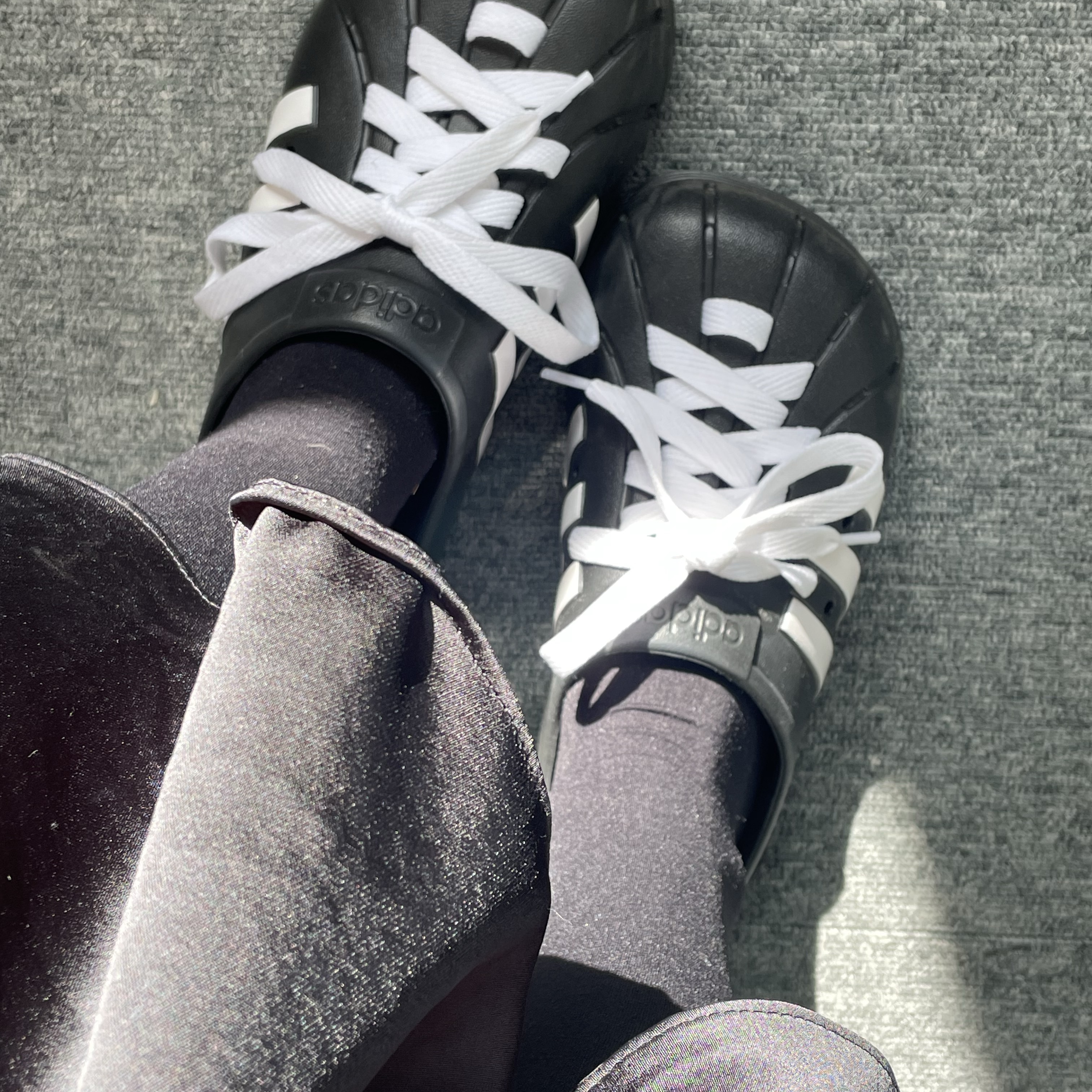 Adidas Adilette Clog Black White 착용 스타일