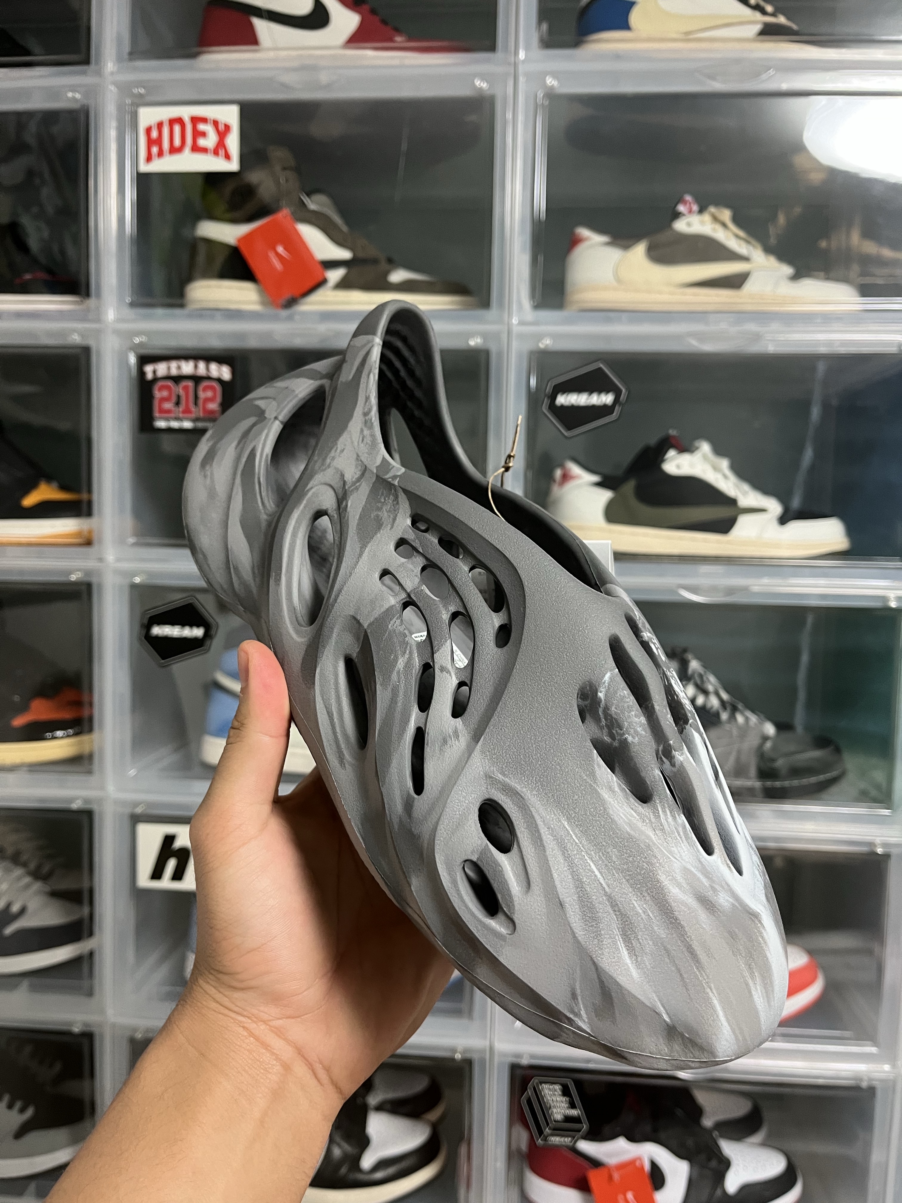 Adidas Yeezy Foam RNNR MX Granite, Adidas Yeezy Foam RNNR Onyx 착용 스타일 - 1
