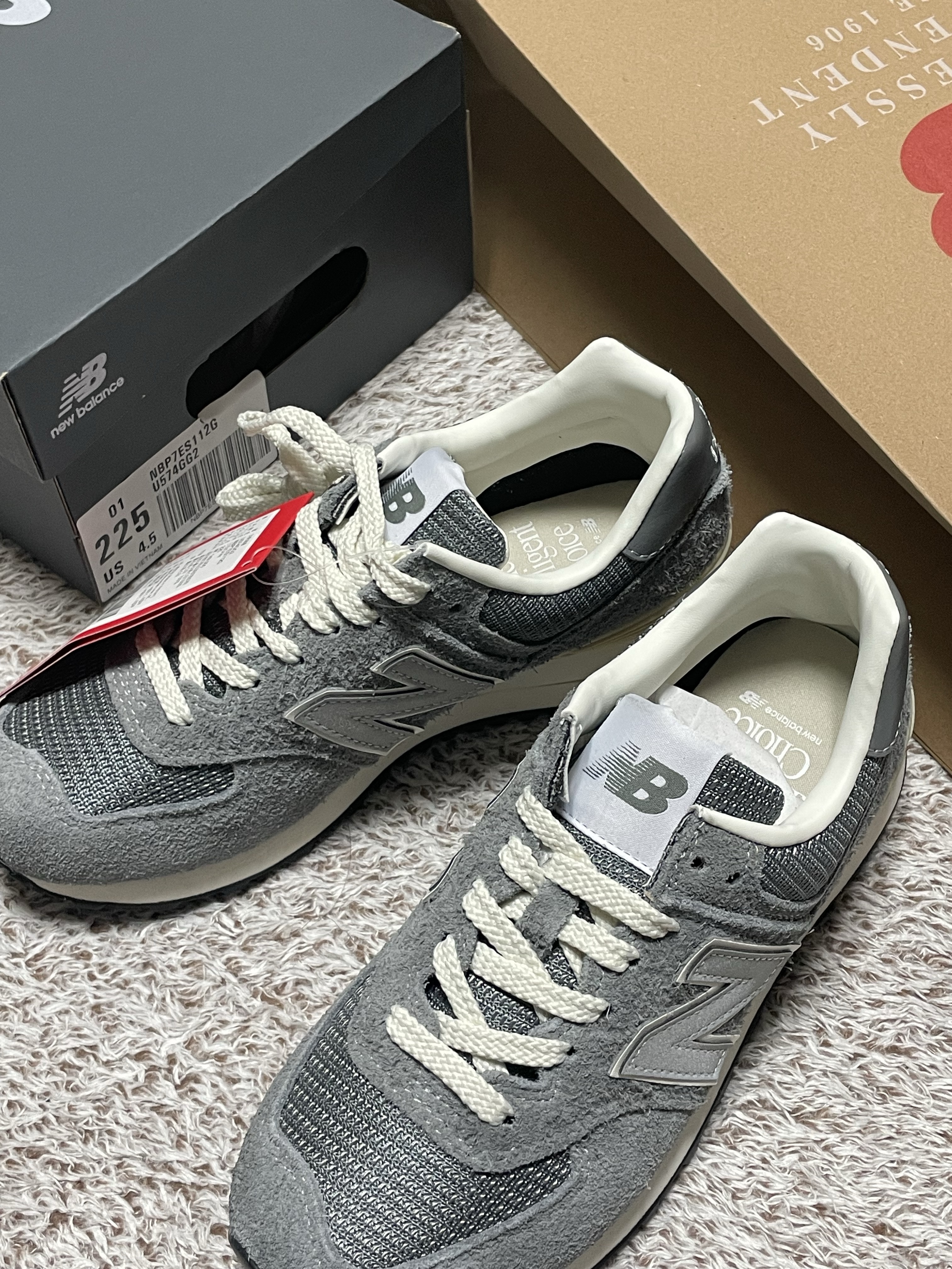 New Balance x Pottery 574 Premium Soft Grey 착용 스타일 - 3