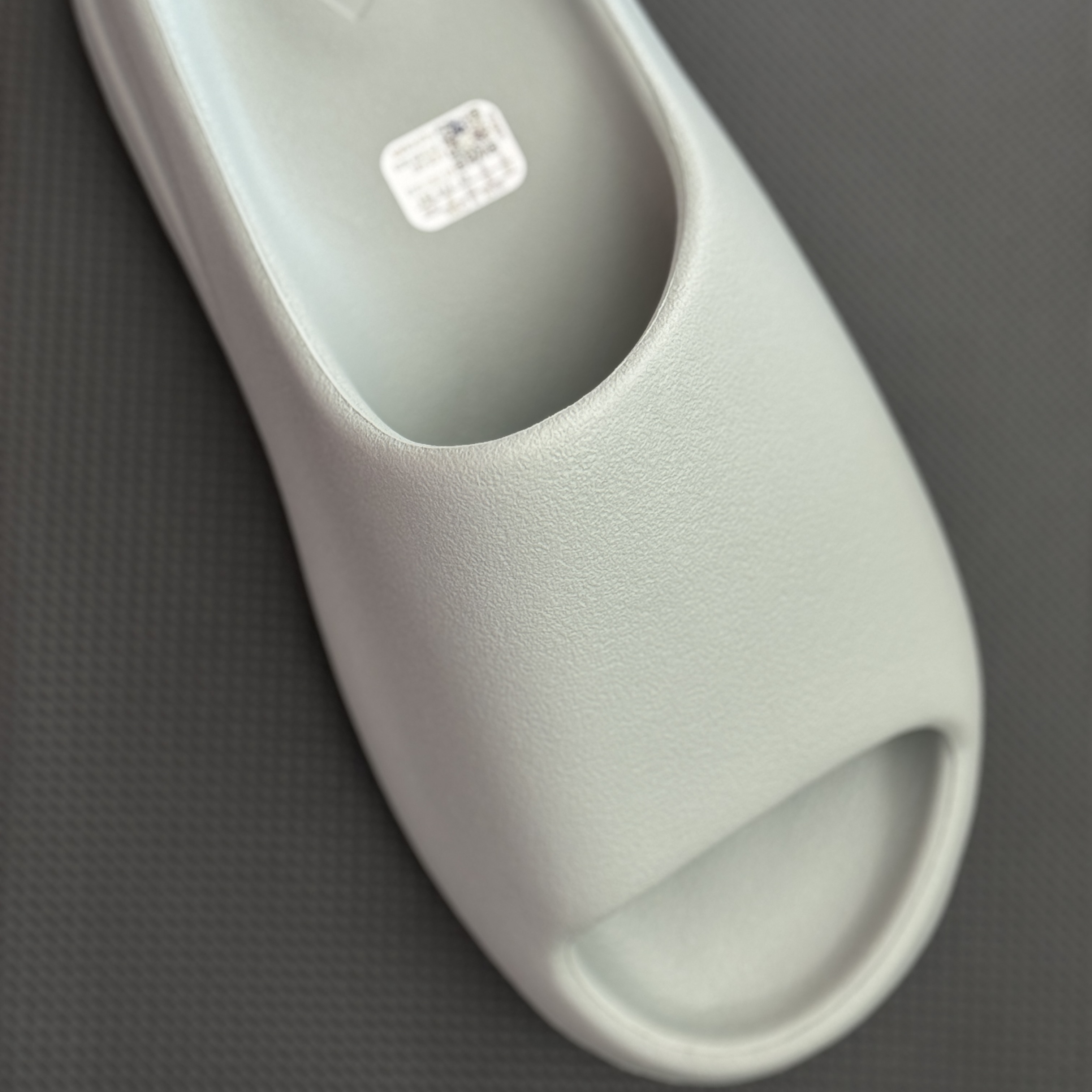 Adidas Yeezy Slide Salt 착용 스타일 - 1