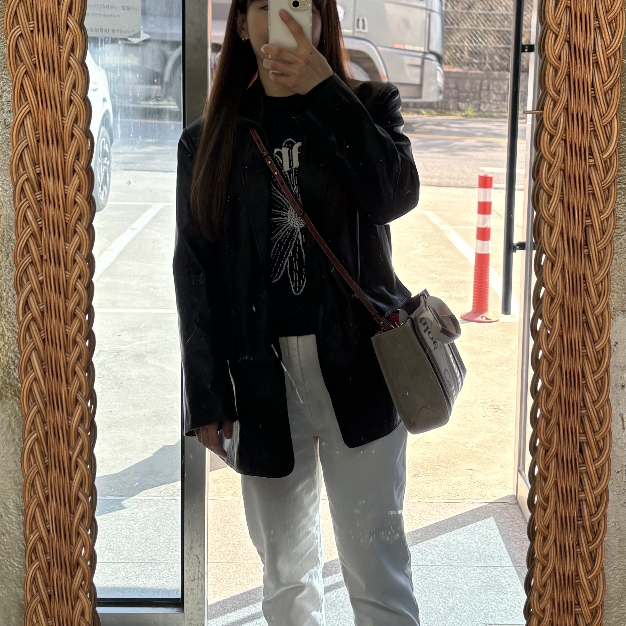 Chloe Woody Small Tote Bag White Brown 착용 스타일