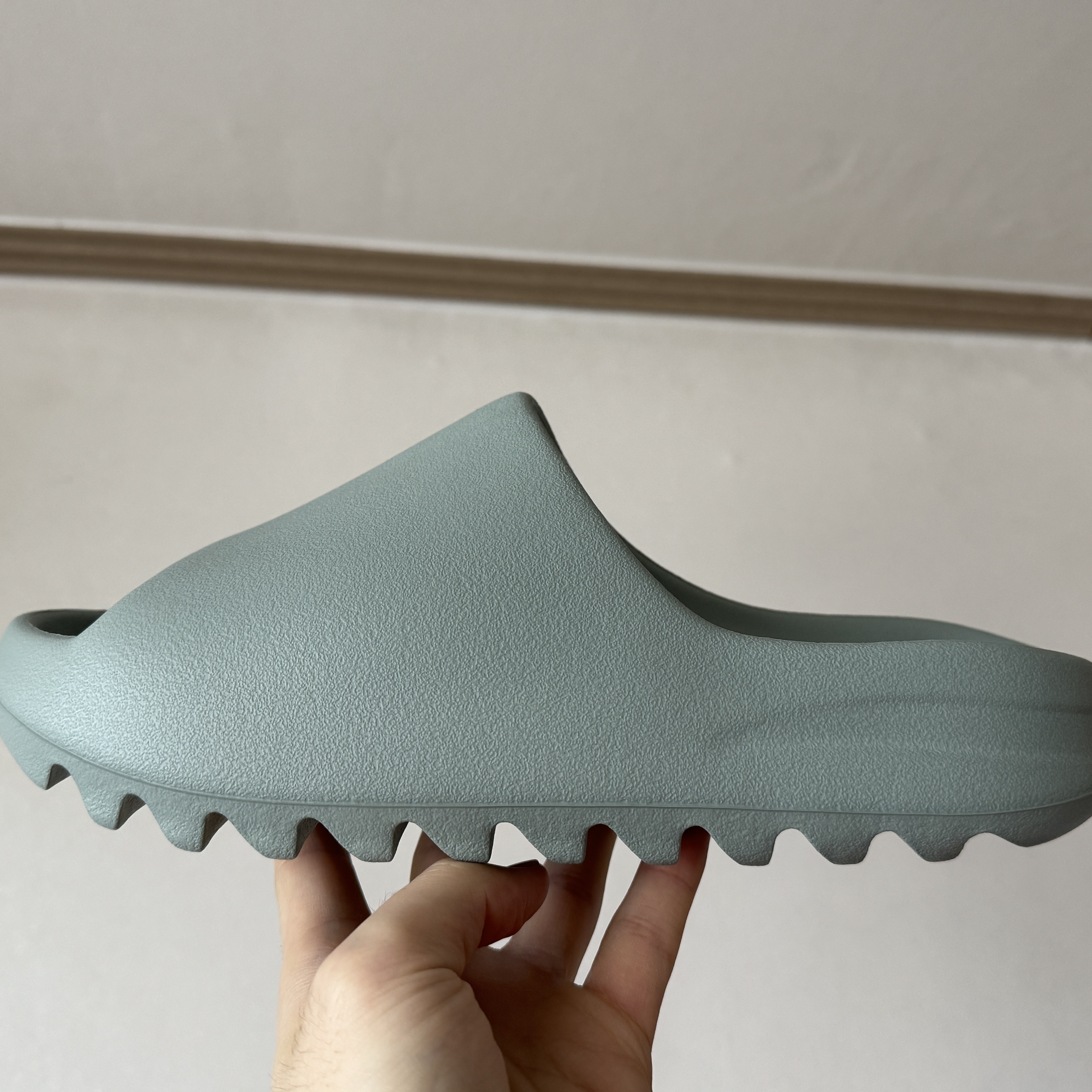 Adidas Yeezy Slide Salt 착용 스타일 - 2