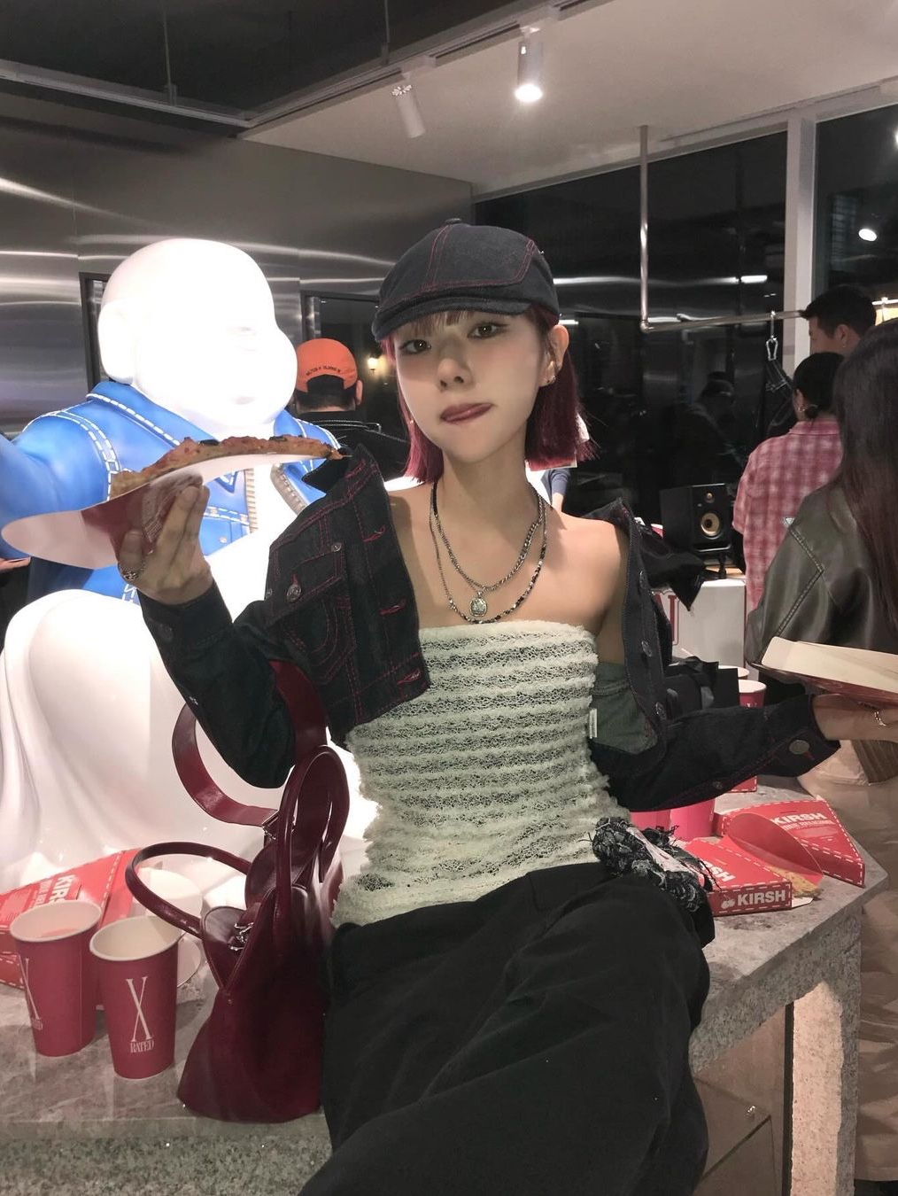 True Religion x KIRSH Stitch Point Denim Crop Jacket Red Stitch, True Religion x KIRSH Stitch Point Denim Hunting Cap Red Stitch 착용 스타일 - 3