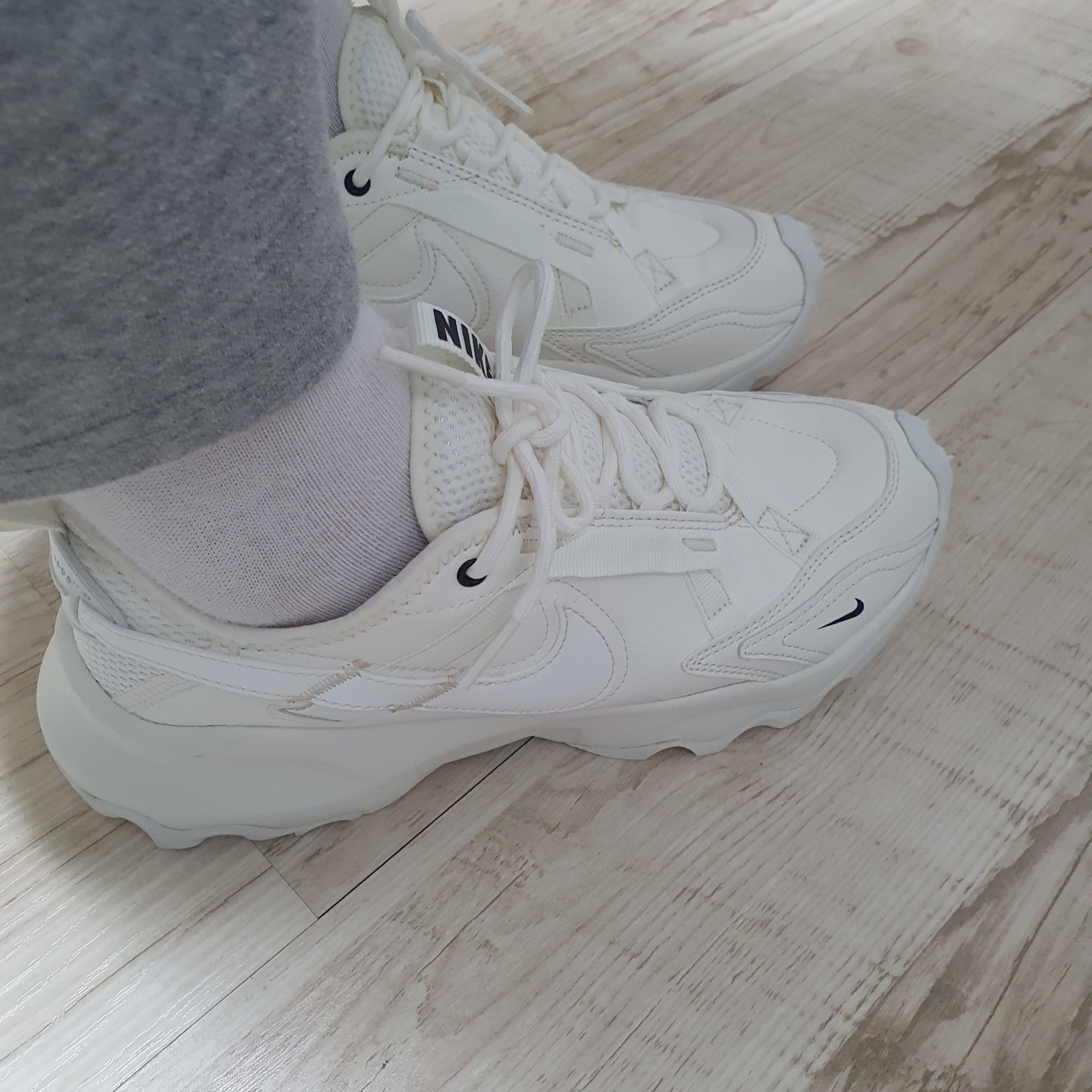 (W) Nike TC 7900 Summit White 착용 스타일 - 3